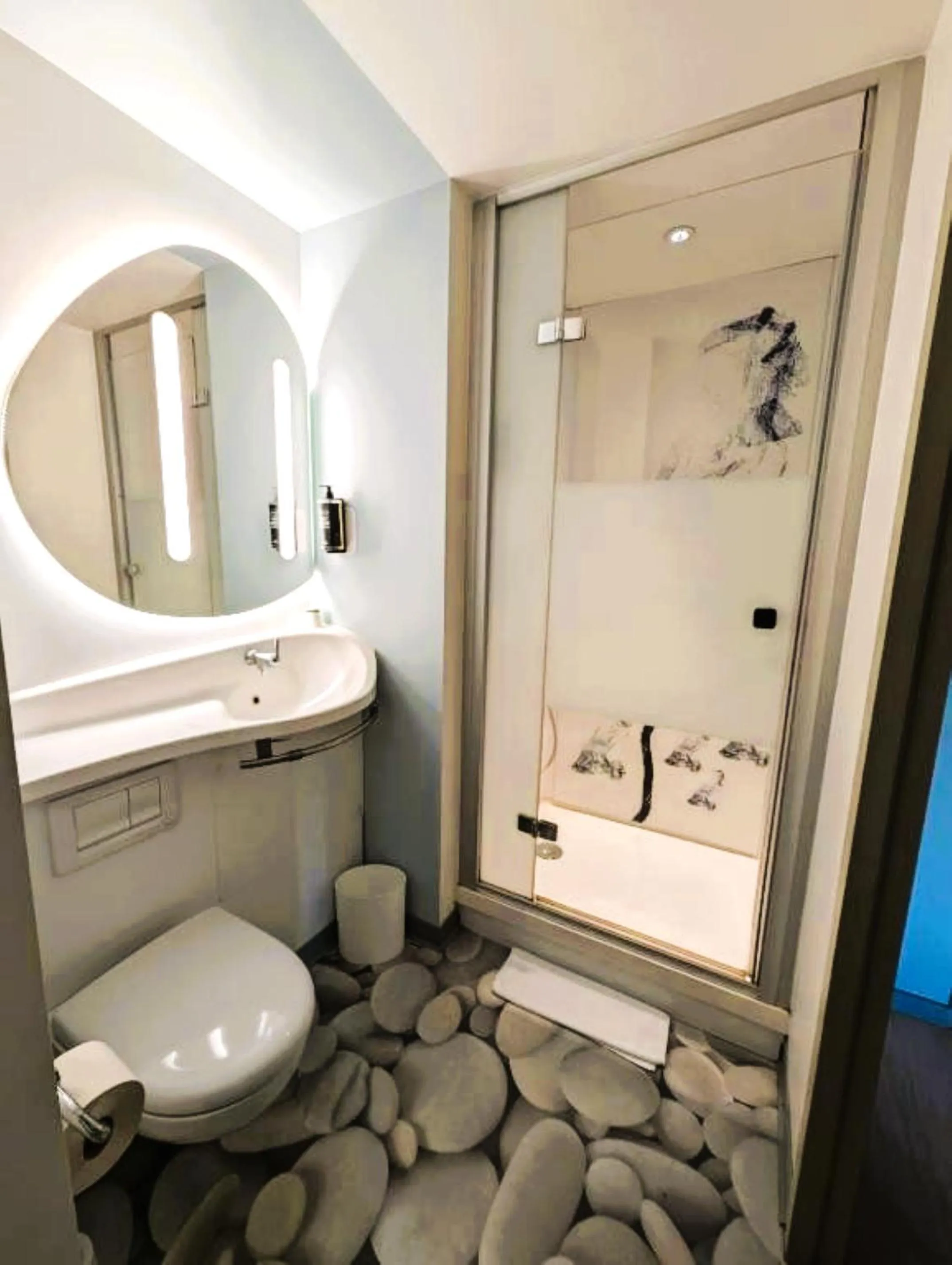 Toilet in Ibis Budget Clermont Ferrand - Le Brezet - Aeroport