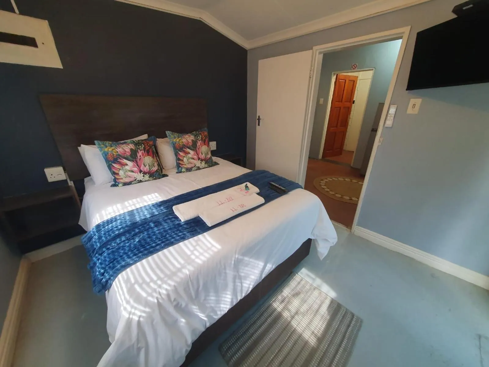 Photo of the whole room, Bed in Lavender Lane