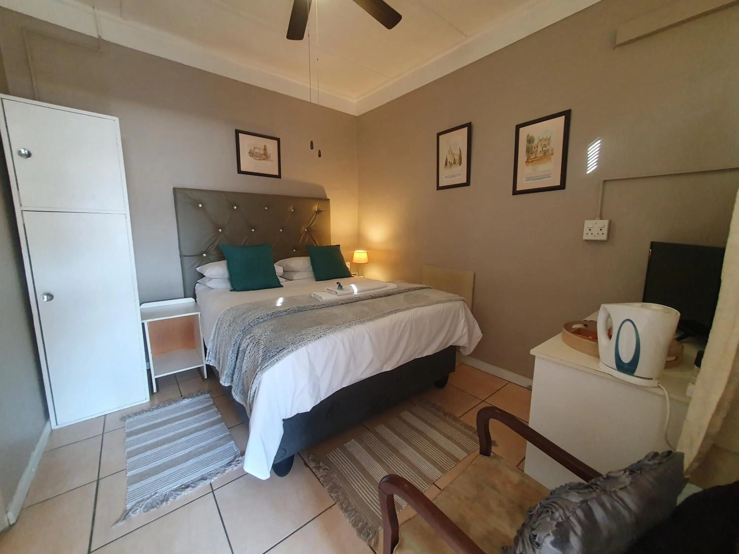 Photo of the whole room, Bed in Lavender Lane