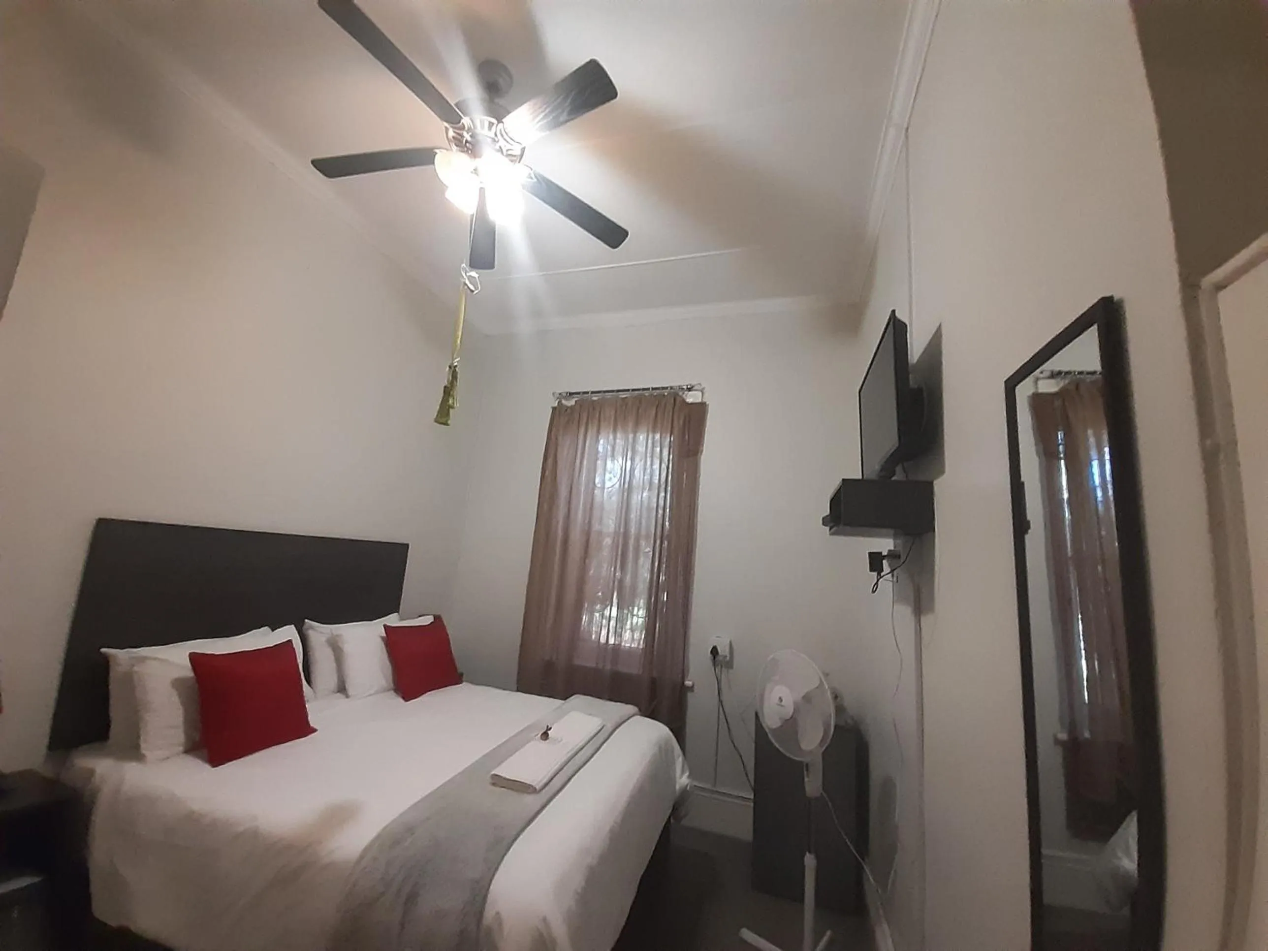 Photo of the whole room, Bed in Lavender Lane