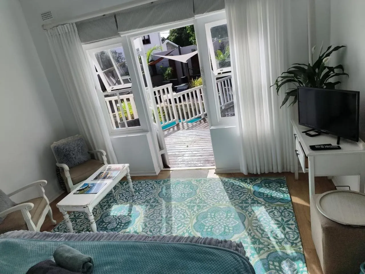 Communal lounge/ TV room, Bed in African Breeze Guesthouse