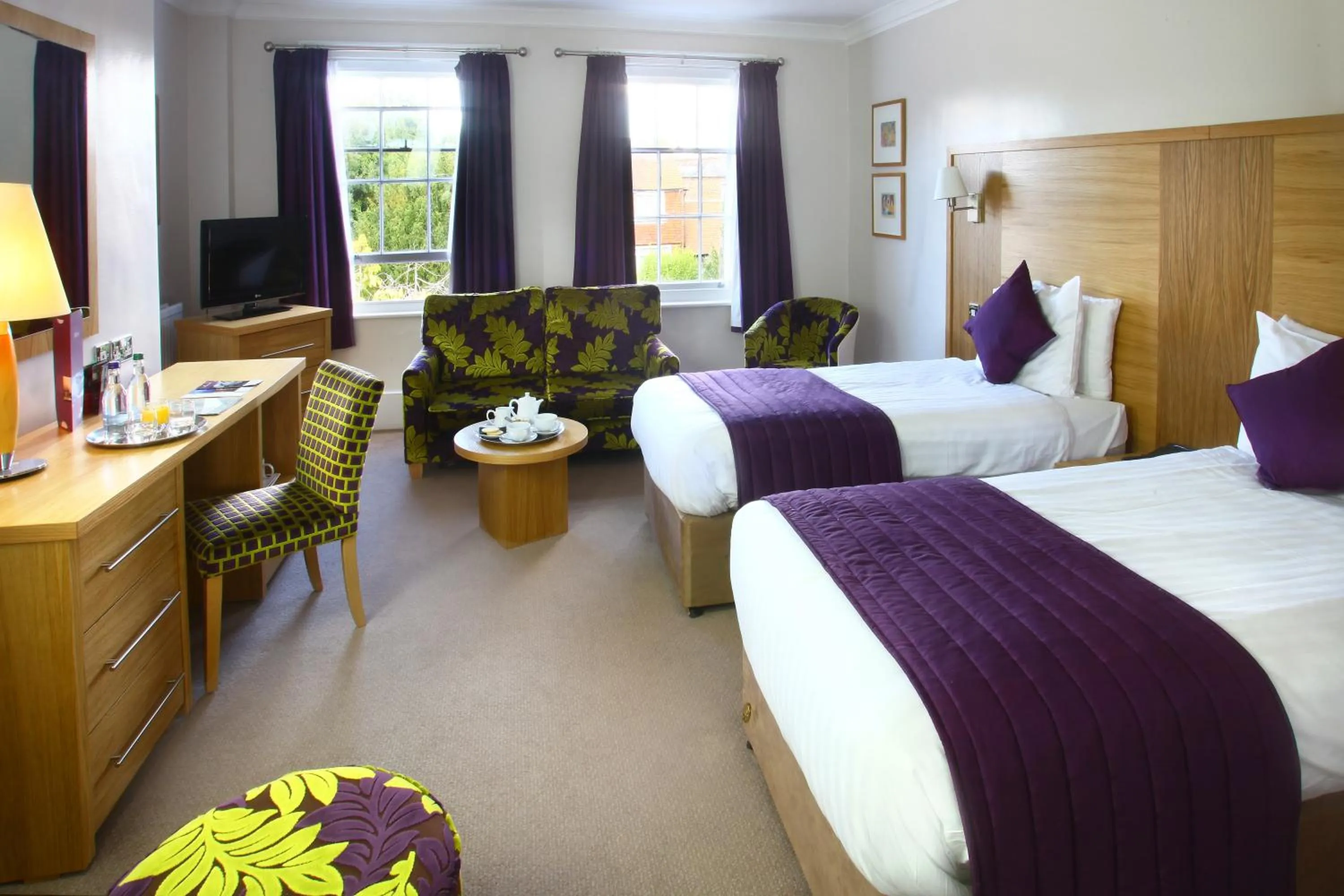 Photo of the whole room, Bed in The Chequers Hotel