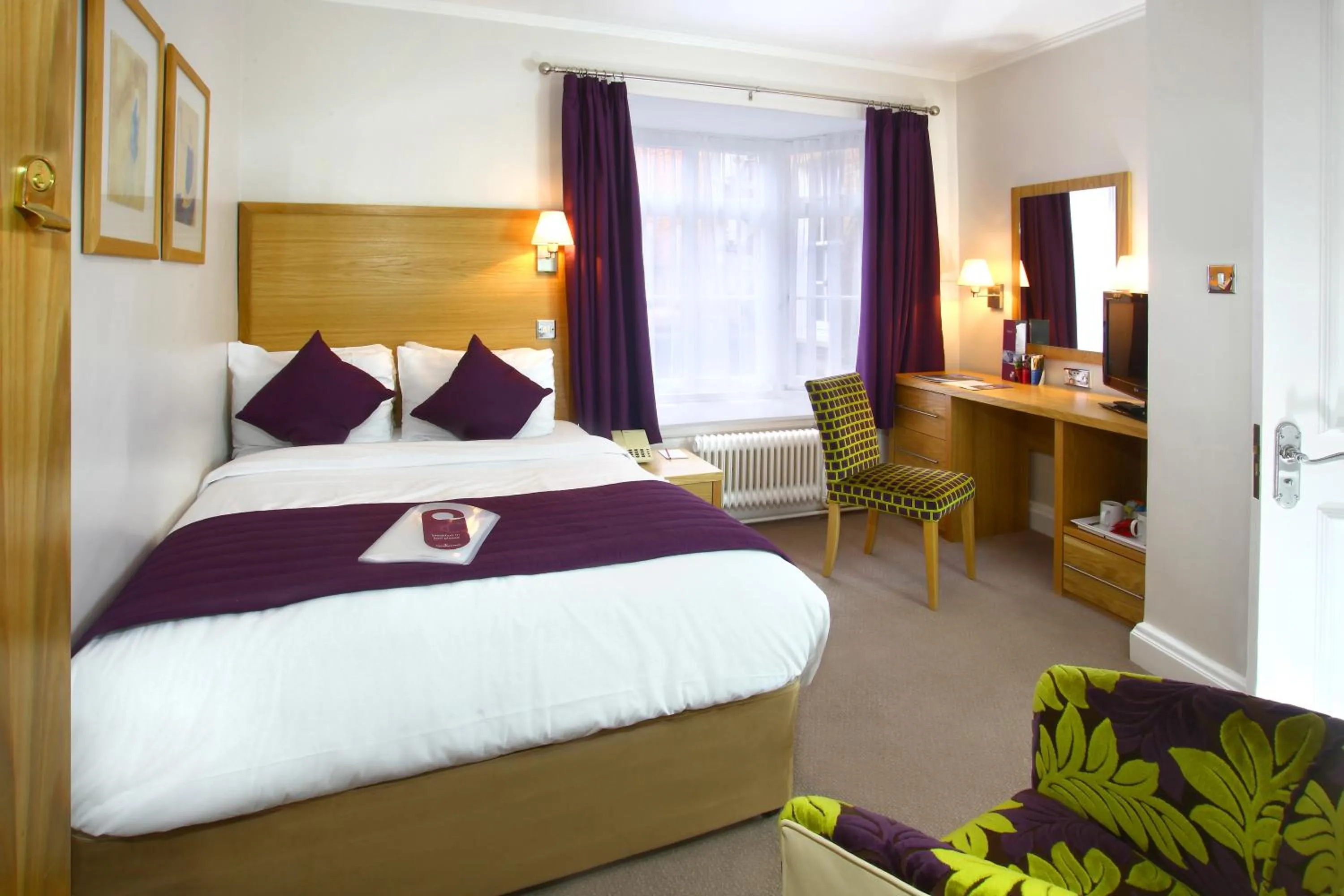 Bed in The Chequers Hotel