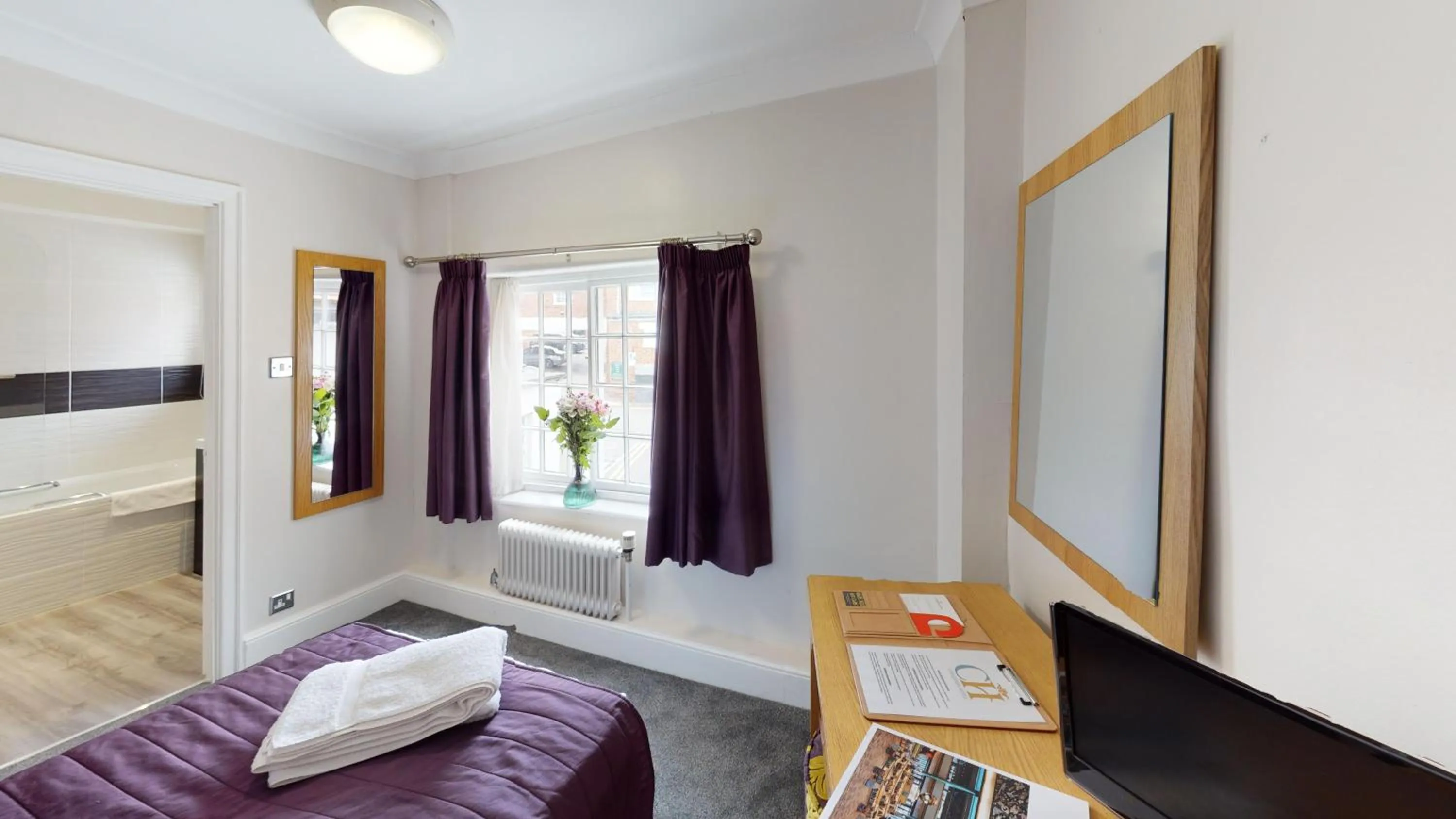 Bedroom, Bed in The Chequers Hotel
