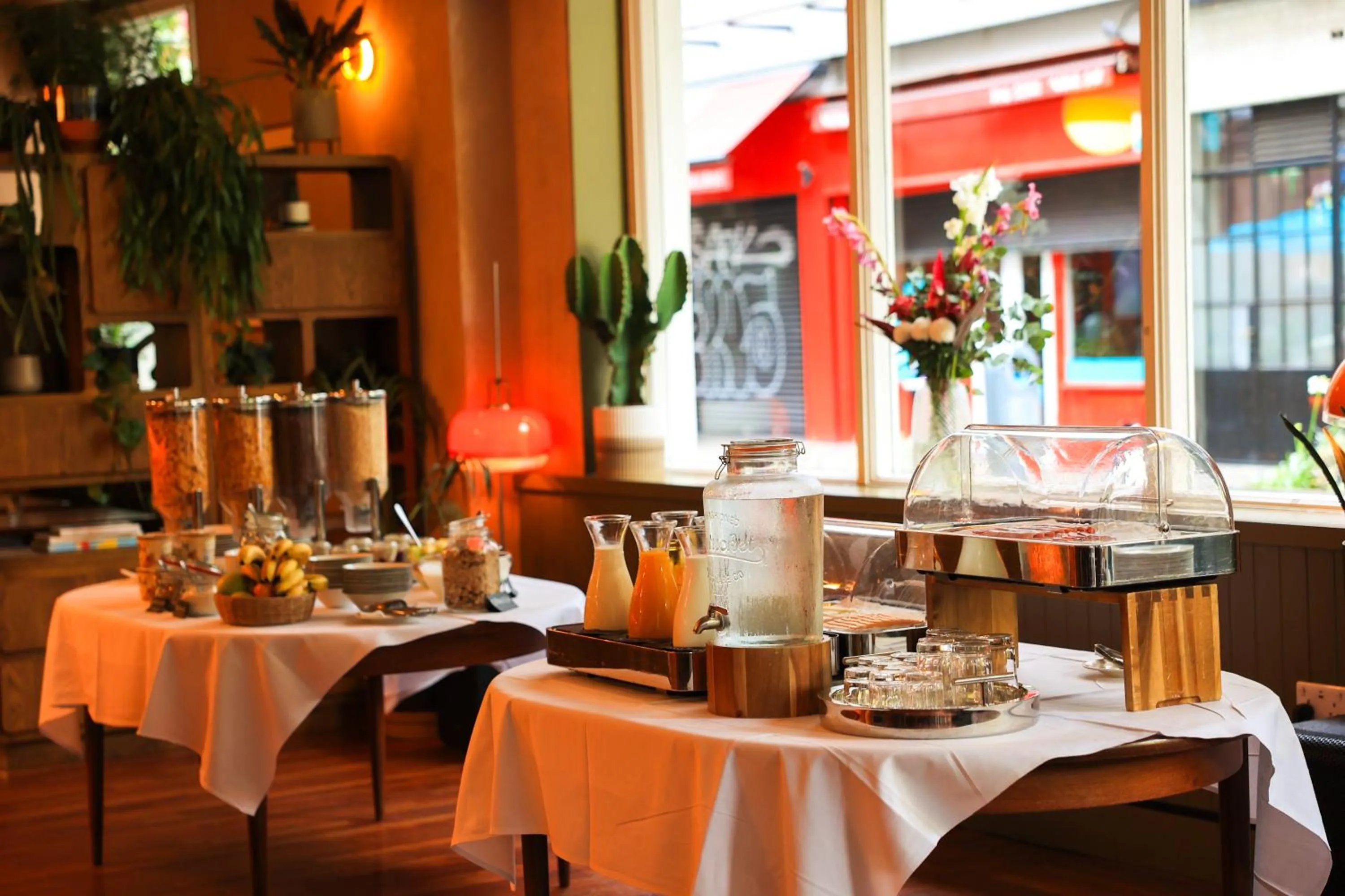 Restaurant/places to eat in Drury Court Hotel