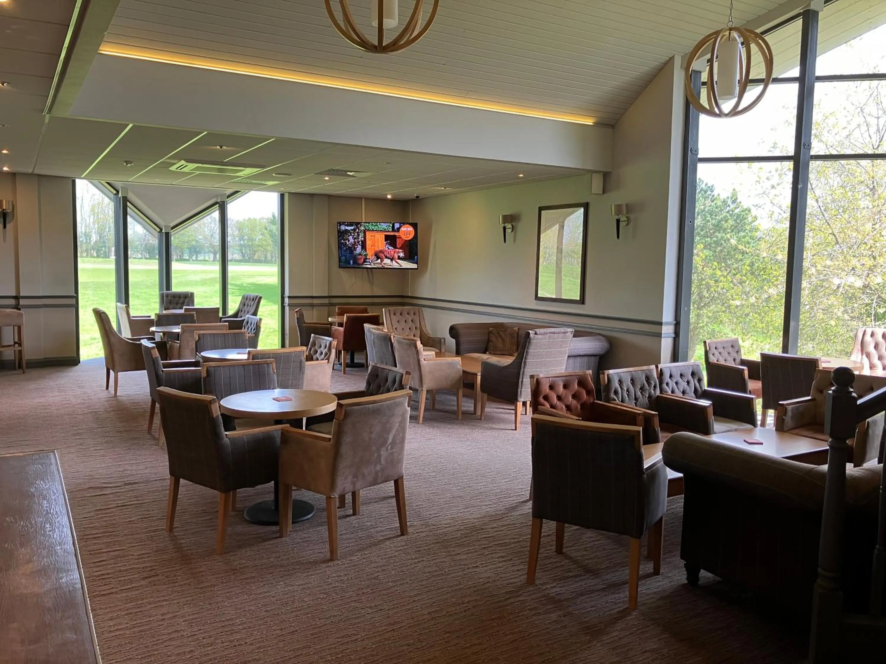 Lounge or bar in China Fleet Country Club