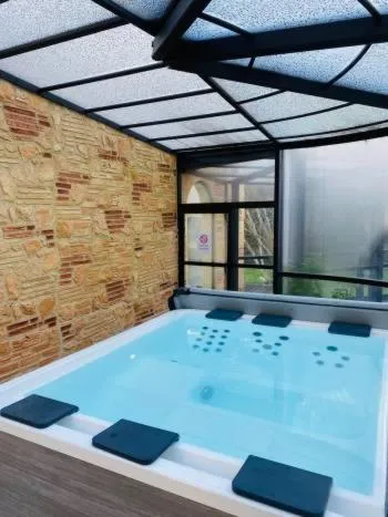 Hot Tub in Clos La Boëtie & Spa