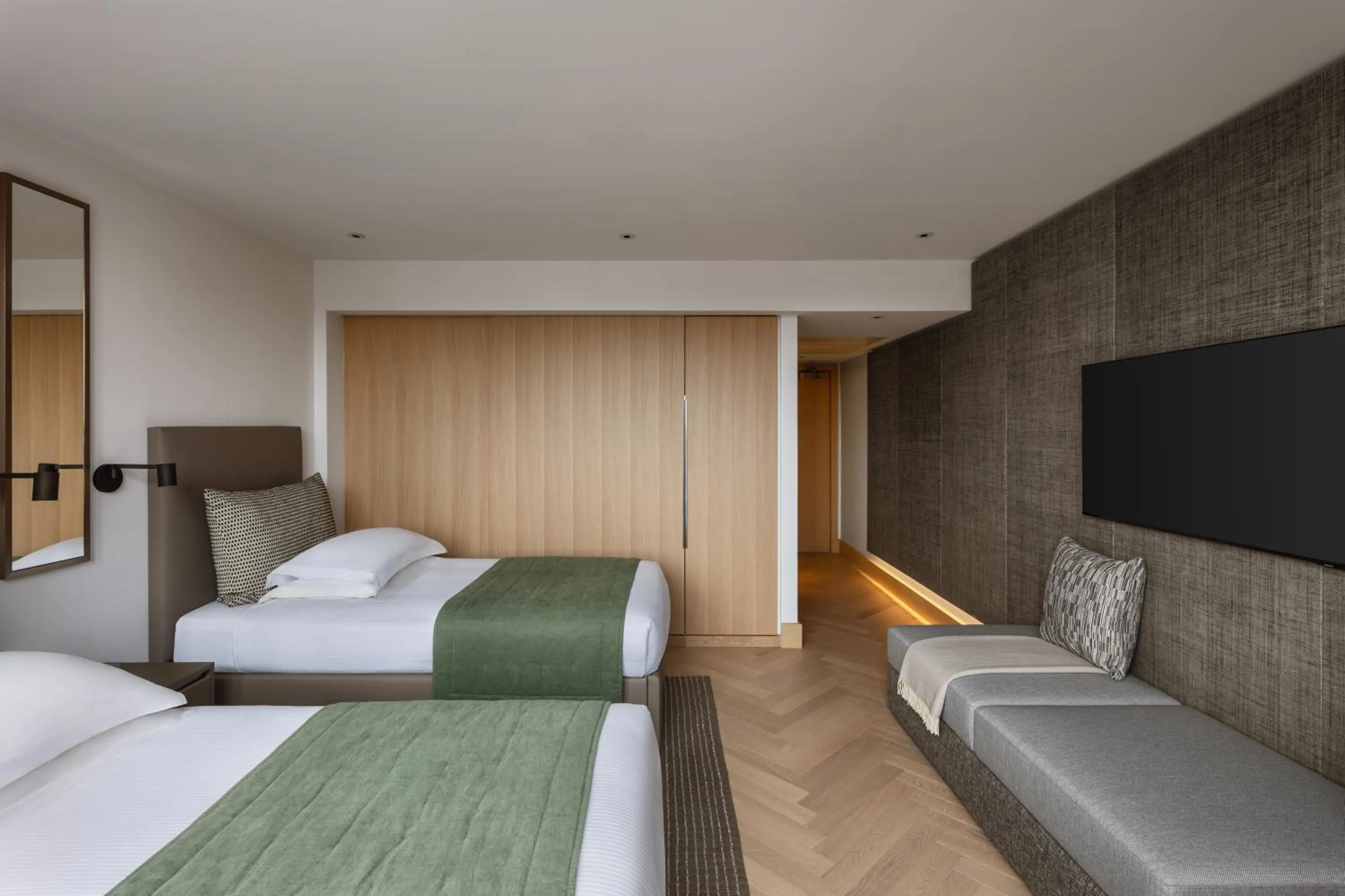 Bedroom, Bed in Royal Garden Hotel