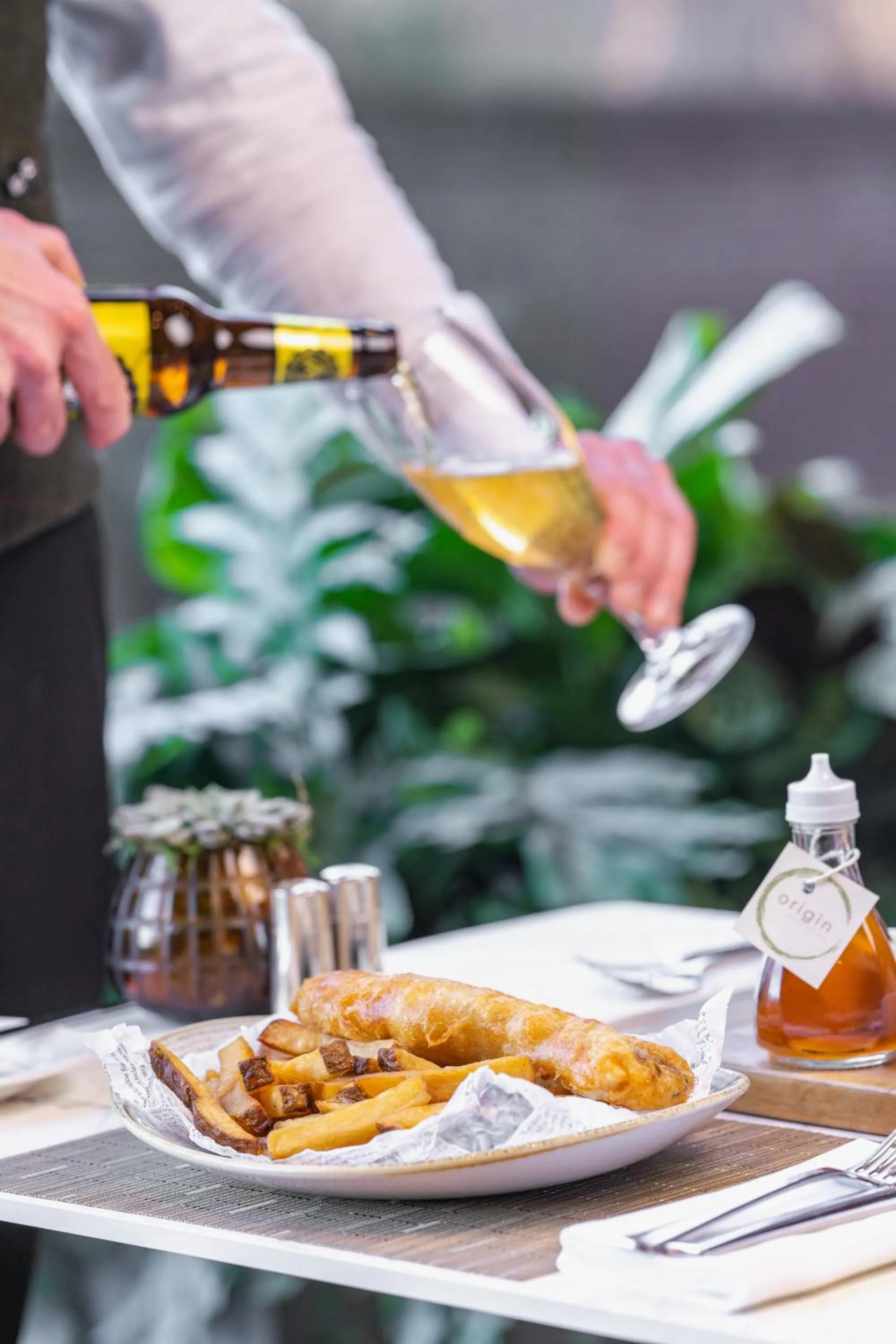 Restaurant/places to eat in Royal Garden Hotel