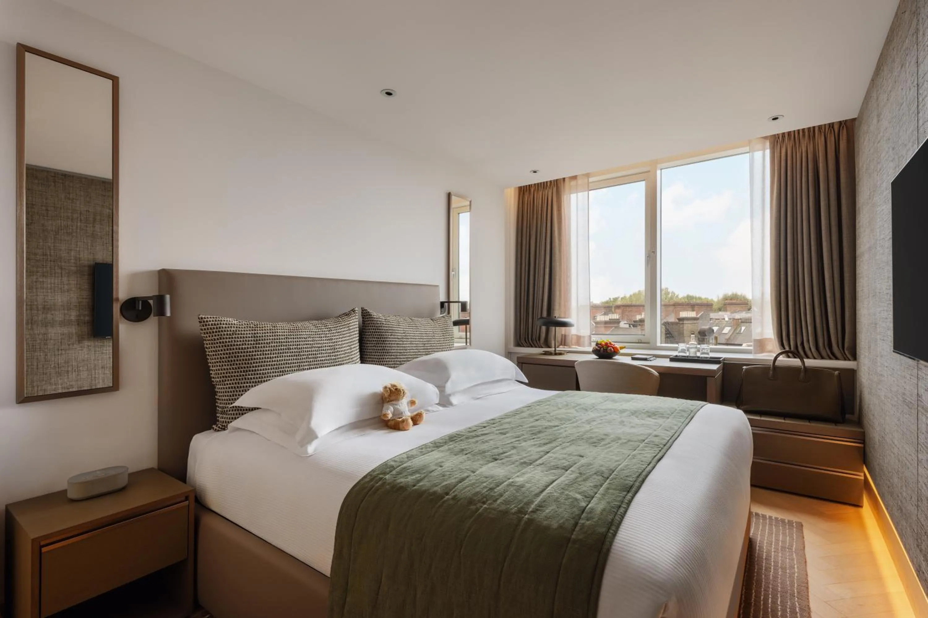 Bedroom, Bed in Royal Garden Hotel