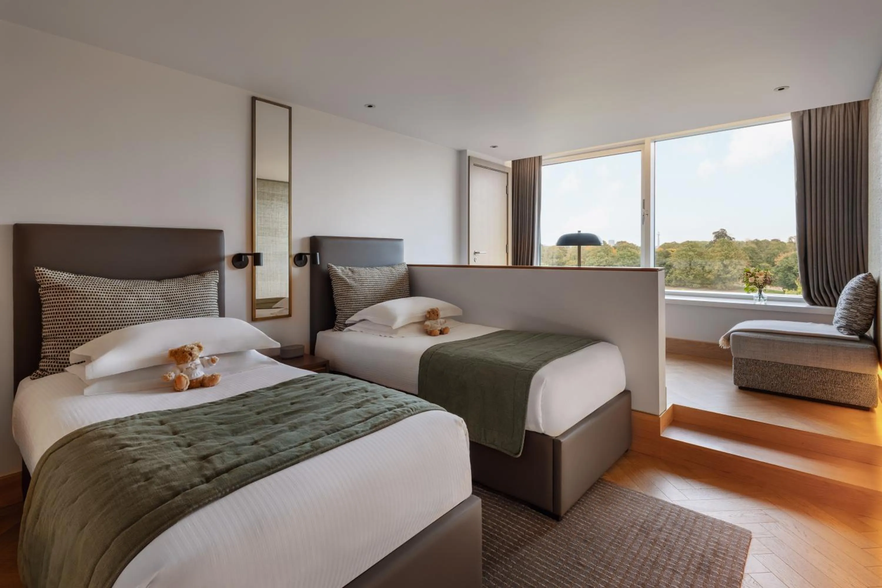 Bedroom, Bed in Royal Garden Hotel