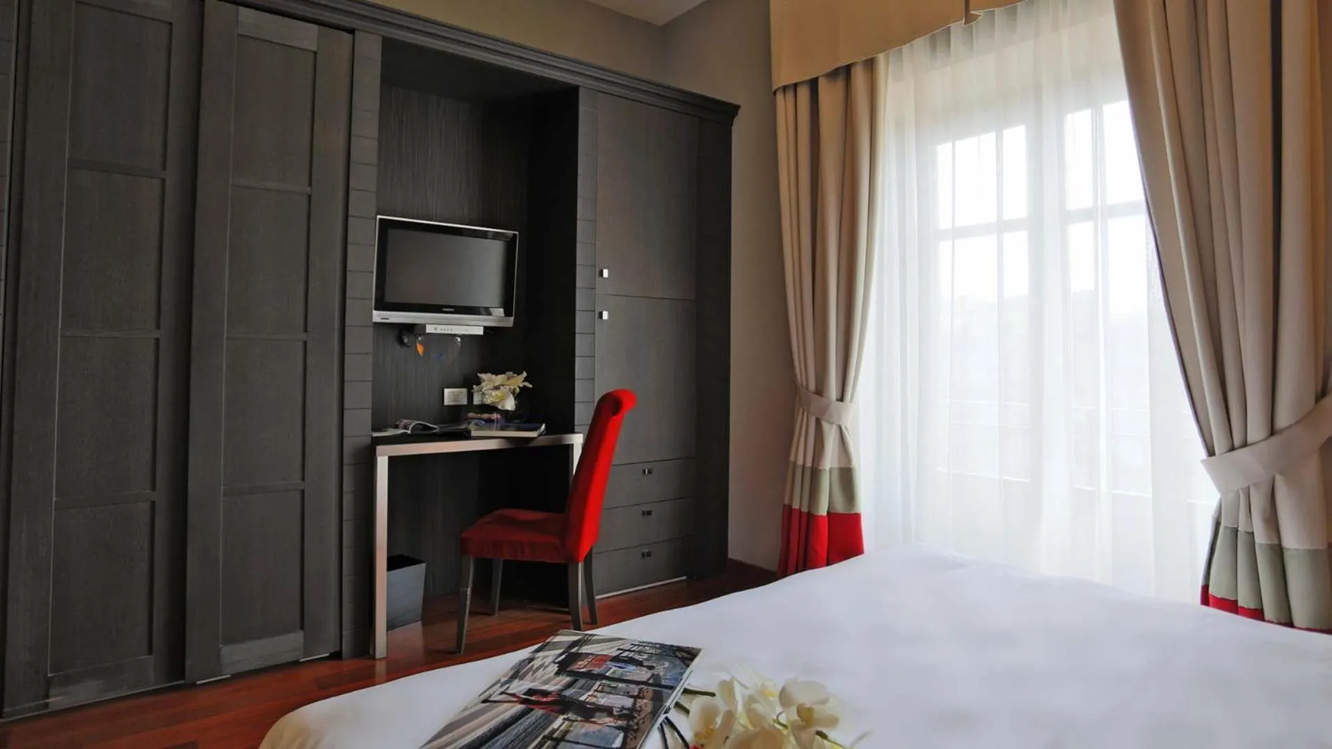 wardrobe, Bed in Hotel Porta Felice & Spa