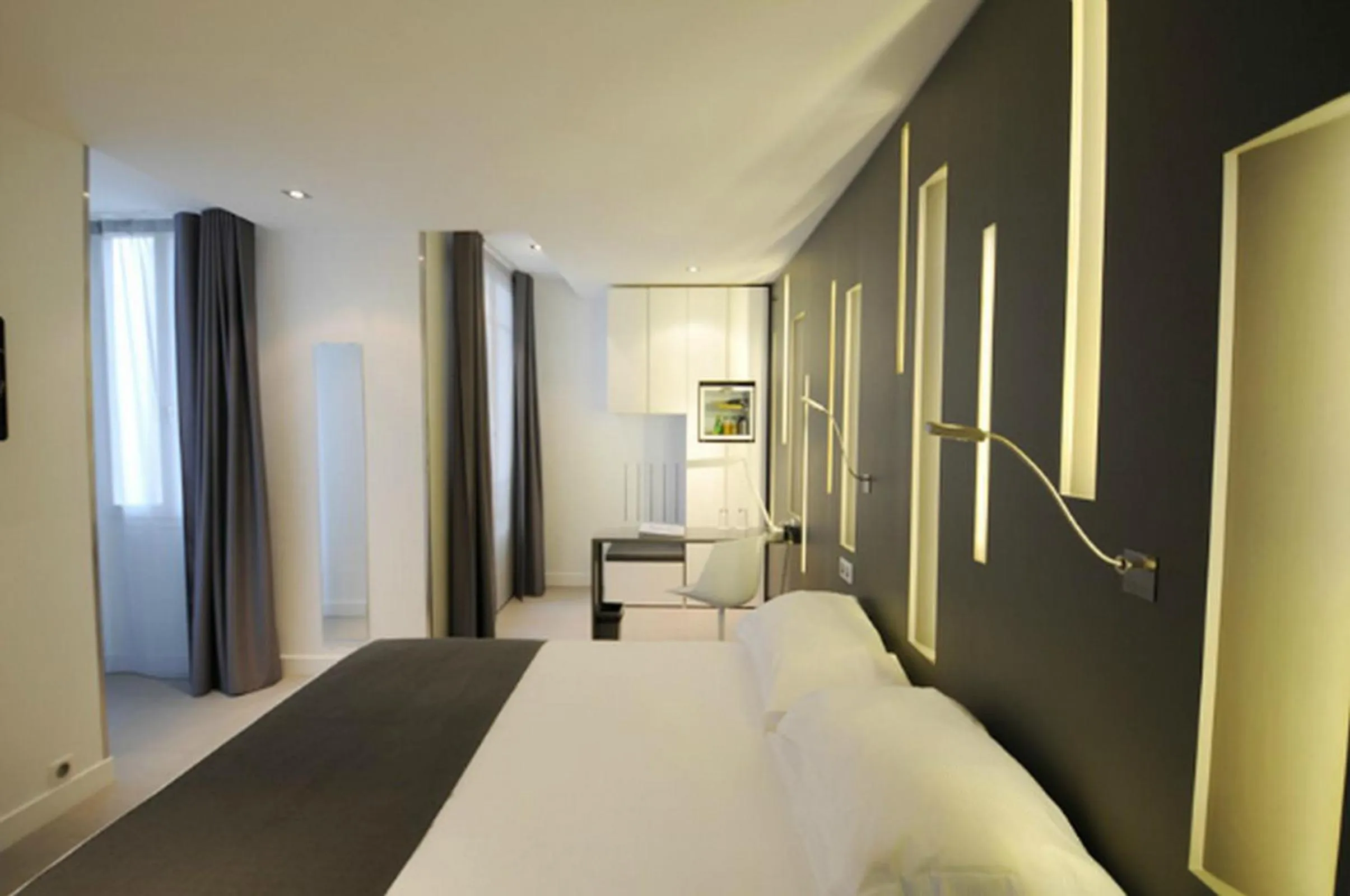 Bed in Arc de Triomphe Etoile