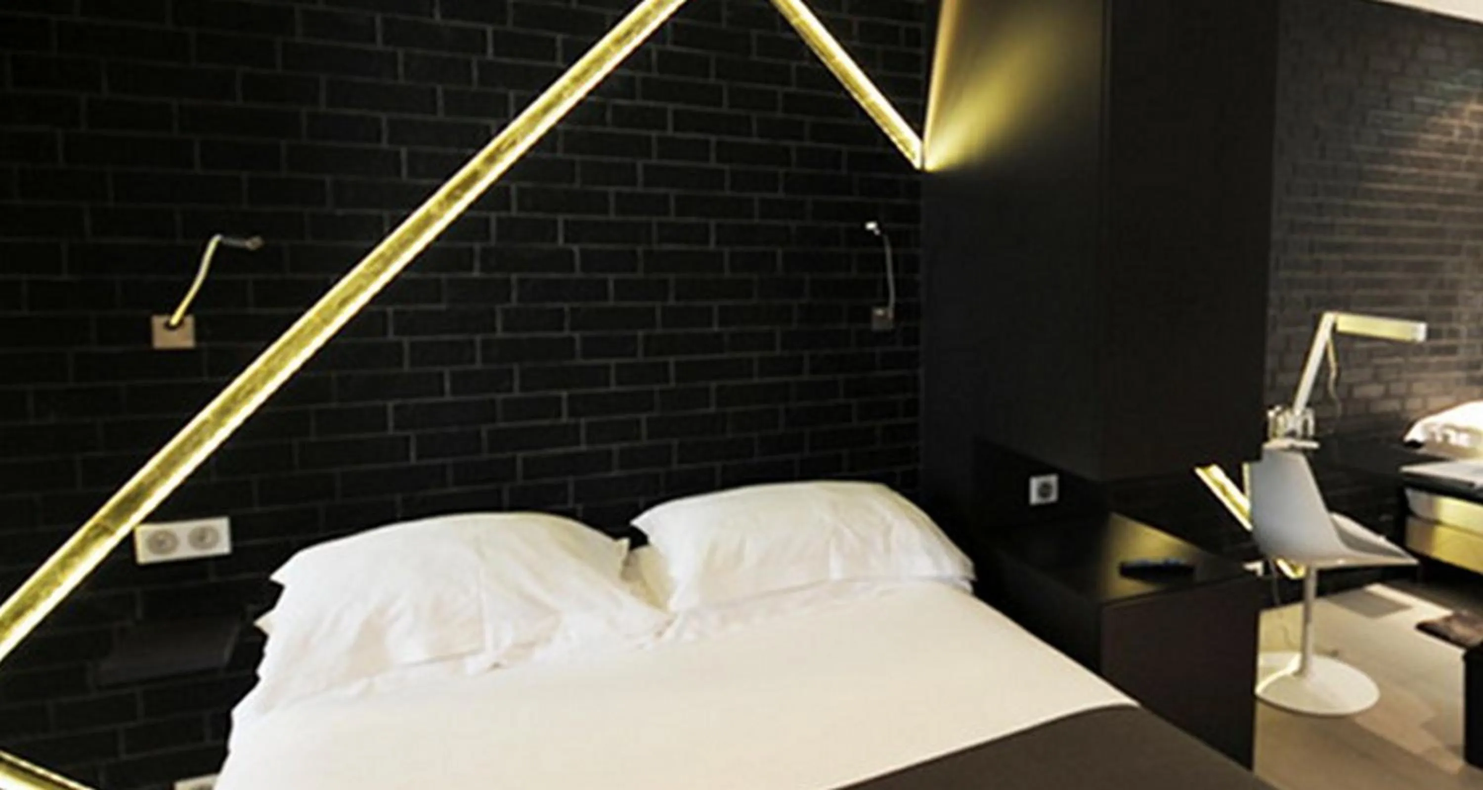 Bed in Arc de Triomphe Etoile