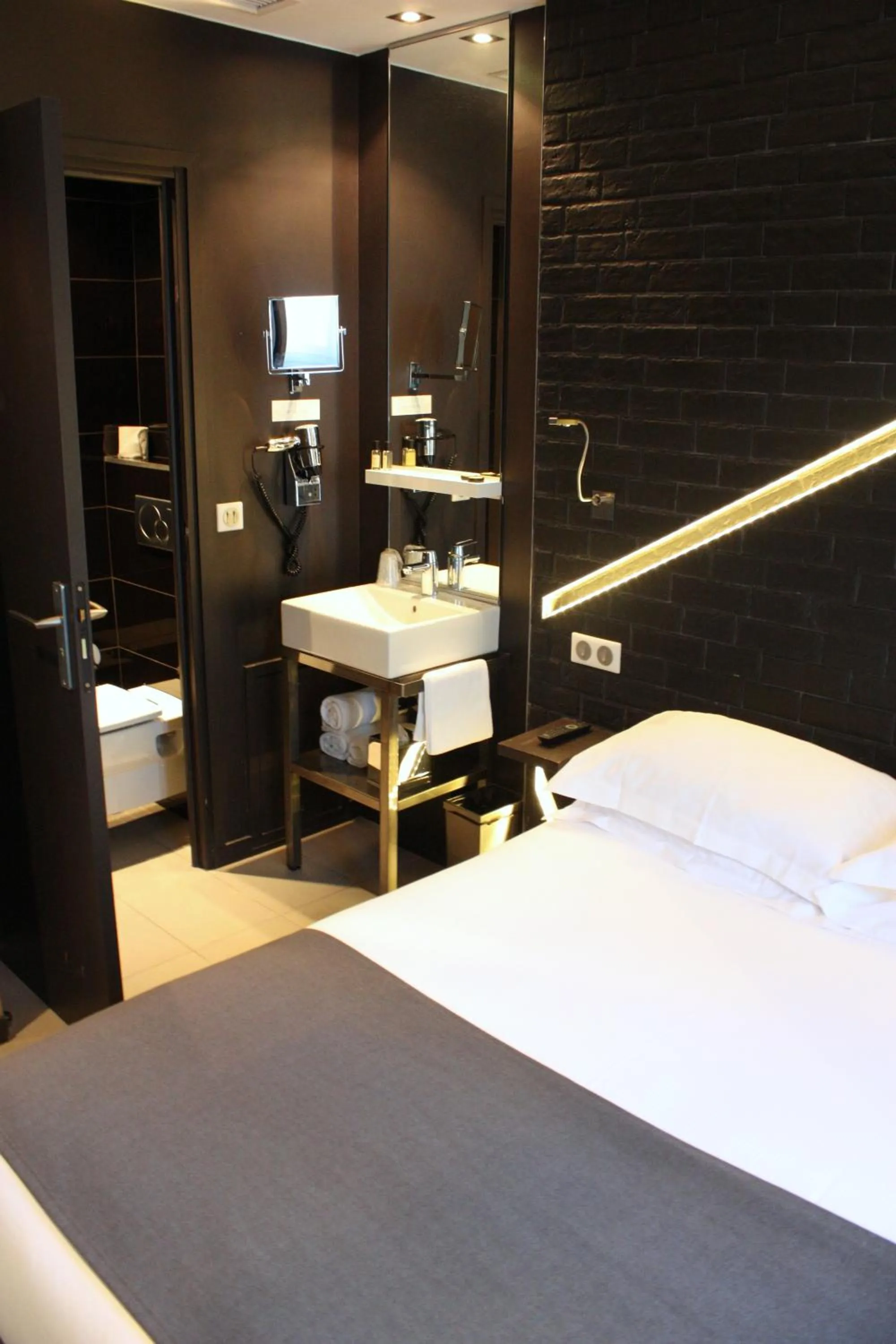 Photo of the whole room, Bed in Arc de Triomphe Etoile