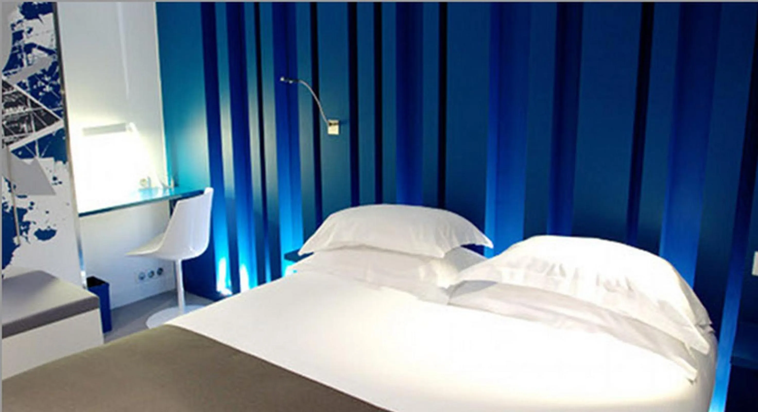 Bed in Arc de Triomphe Etoile