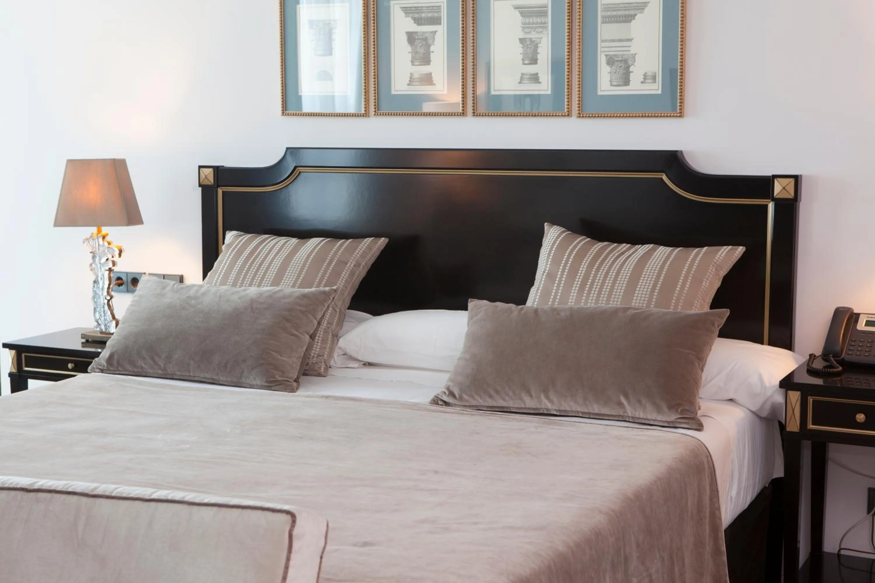 Bedroom, Bed in Palm Camayenne