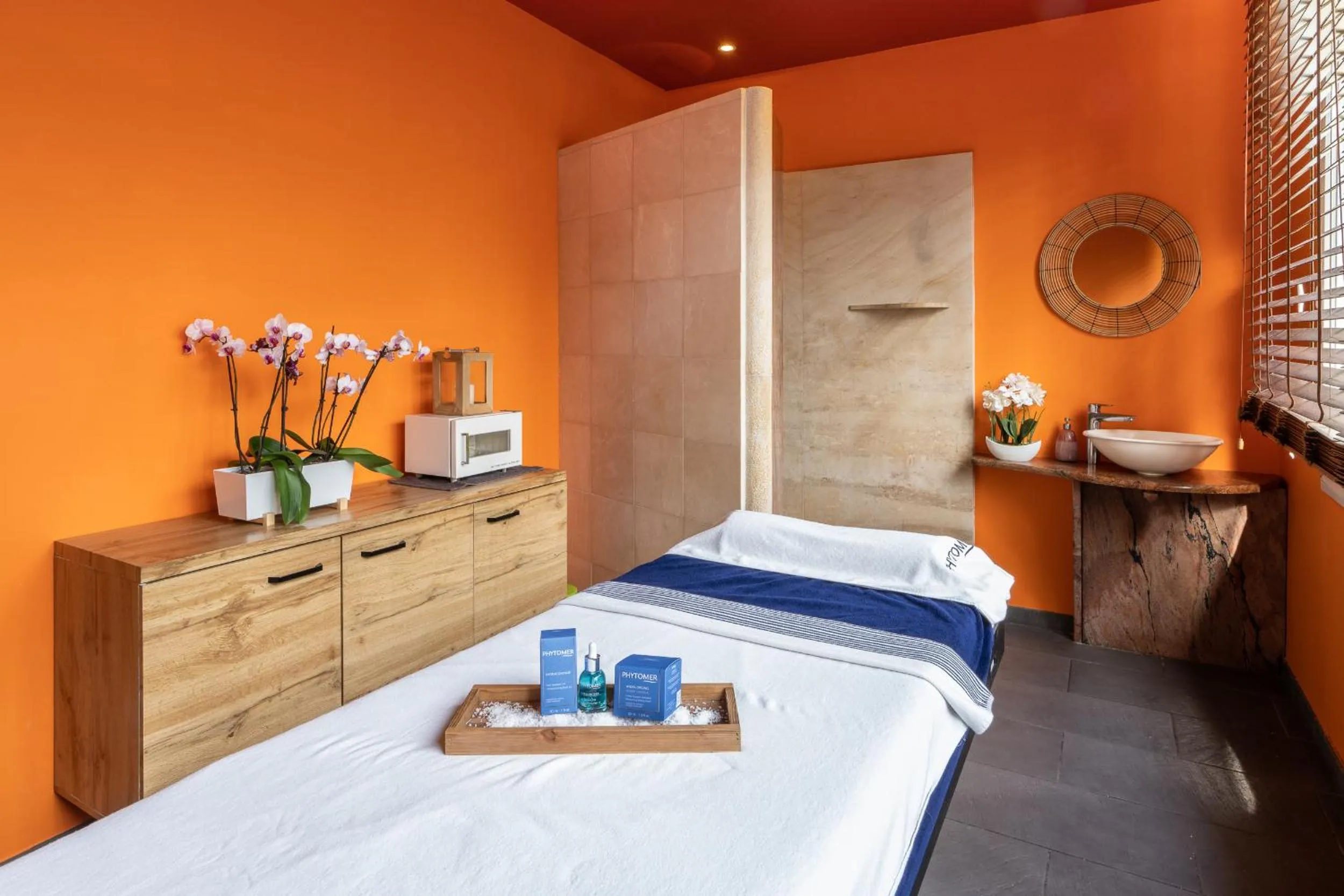 Massage, Bed in Le Manoir De La Poterie & Spa