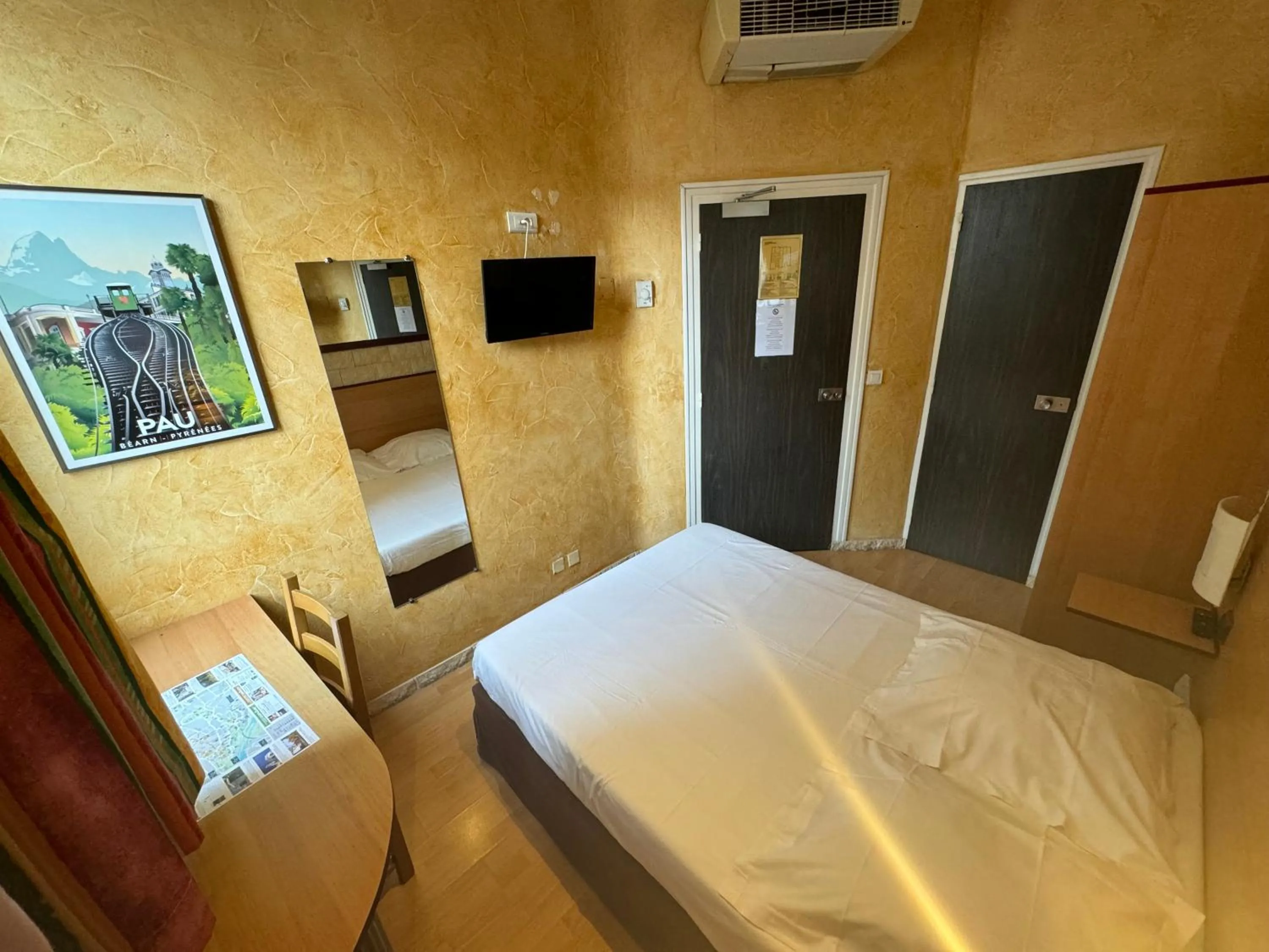 Bed in Hôtel Bosquet Pau Centre - Self Check In Budget Hotel