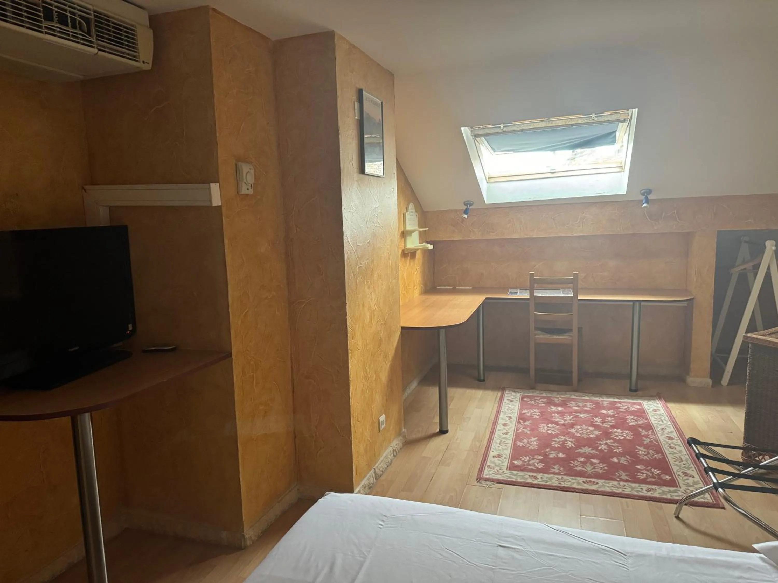 TV and multimedia, Bed in Hôtel Bosquet Pau Centre - Self Check In Budget Hotel