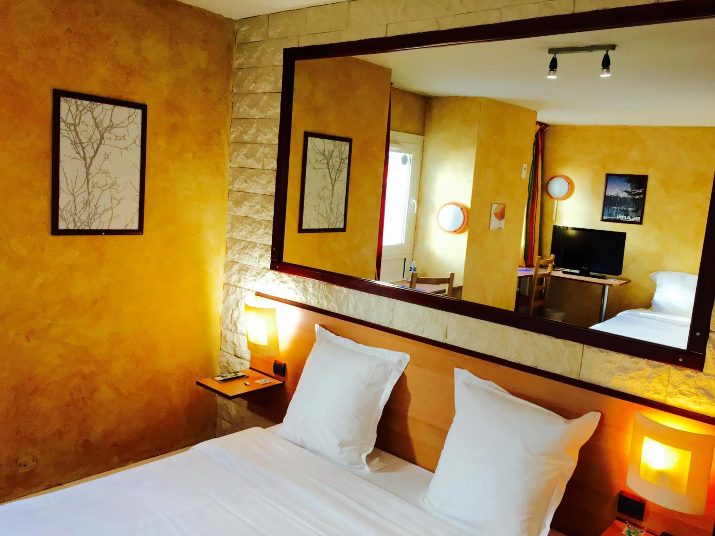 TV and multimedia, Bed in Hôtel Bosquet Pau Centre - Self Check In Budget Hotel