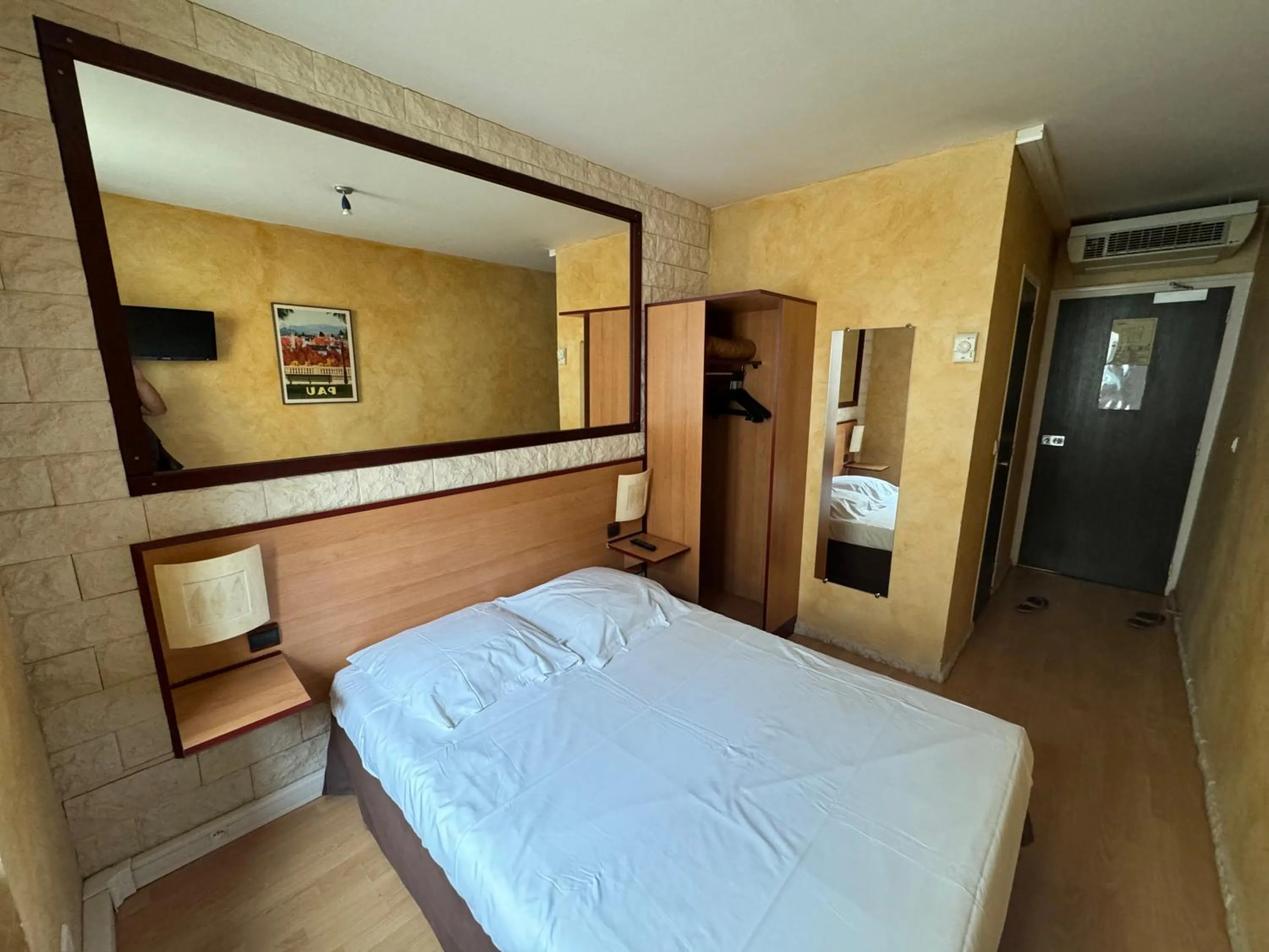 Photo of the whole room, Bed in Hôtel Bosquet Pau Centre - Self Check In Budget Hotel