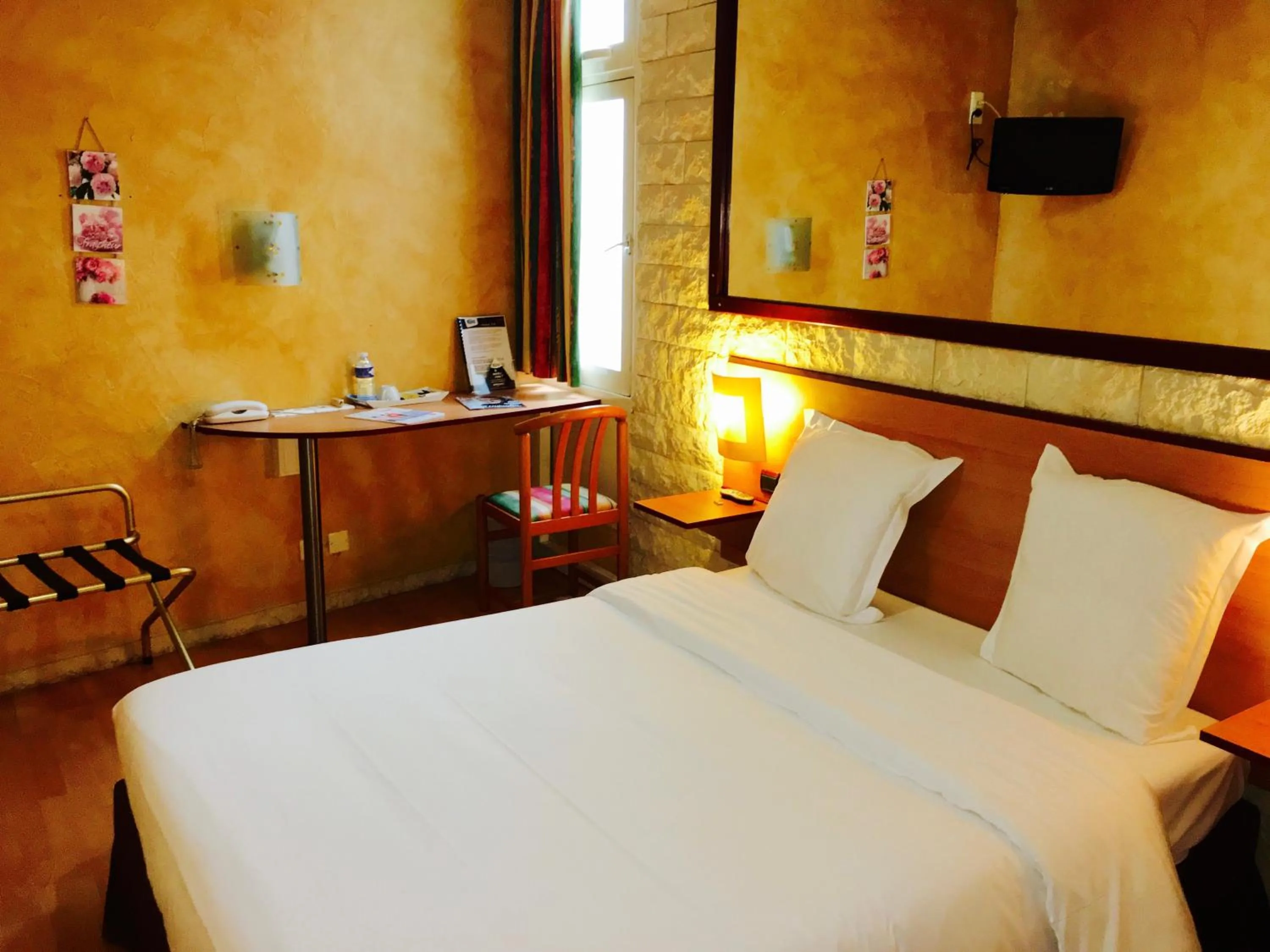 TV and multimedia, Bed in Hôtel Bosquet Pau Centre - Self Check In Budget Hotel