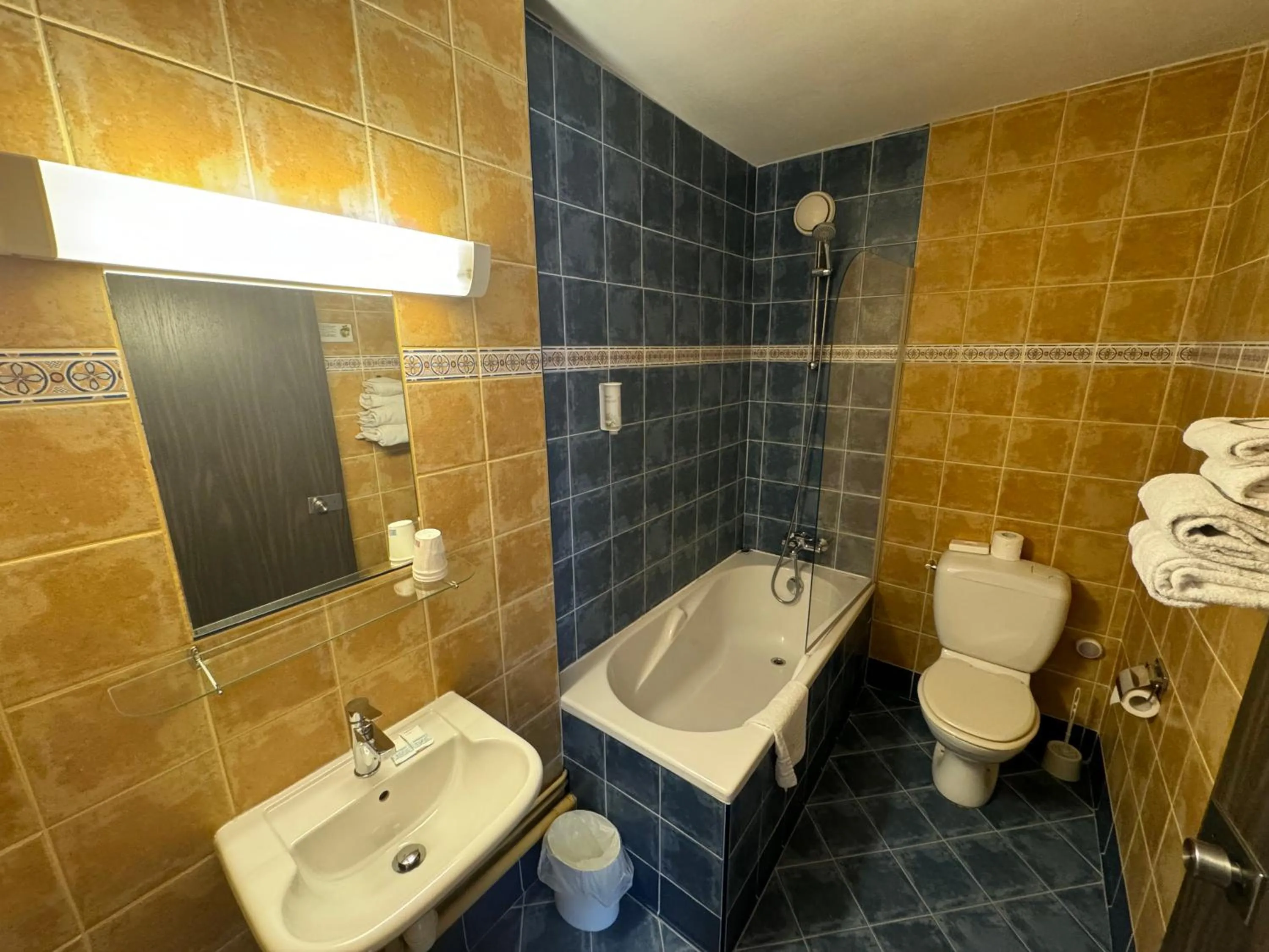 Bathroom in Hôtel Bosquet Pau Centre - Self Check In Budget Hotel