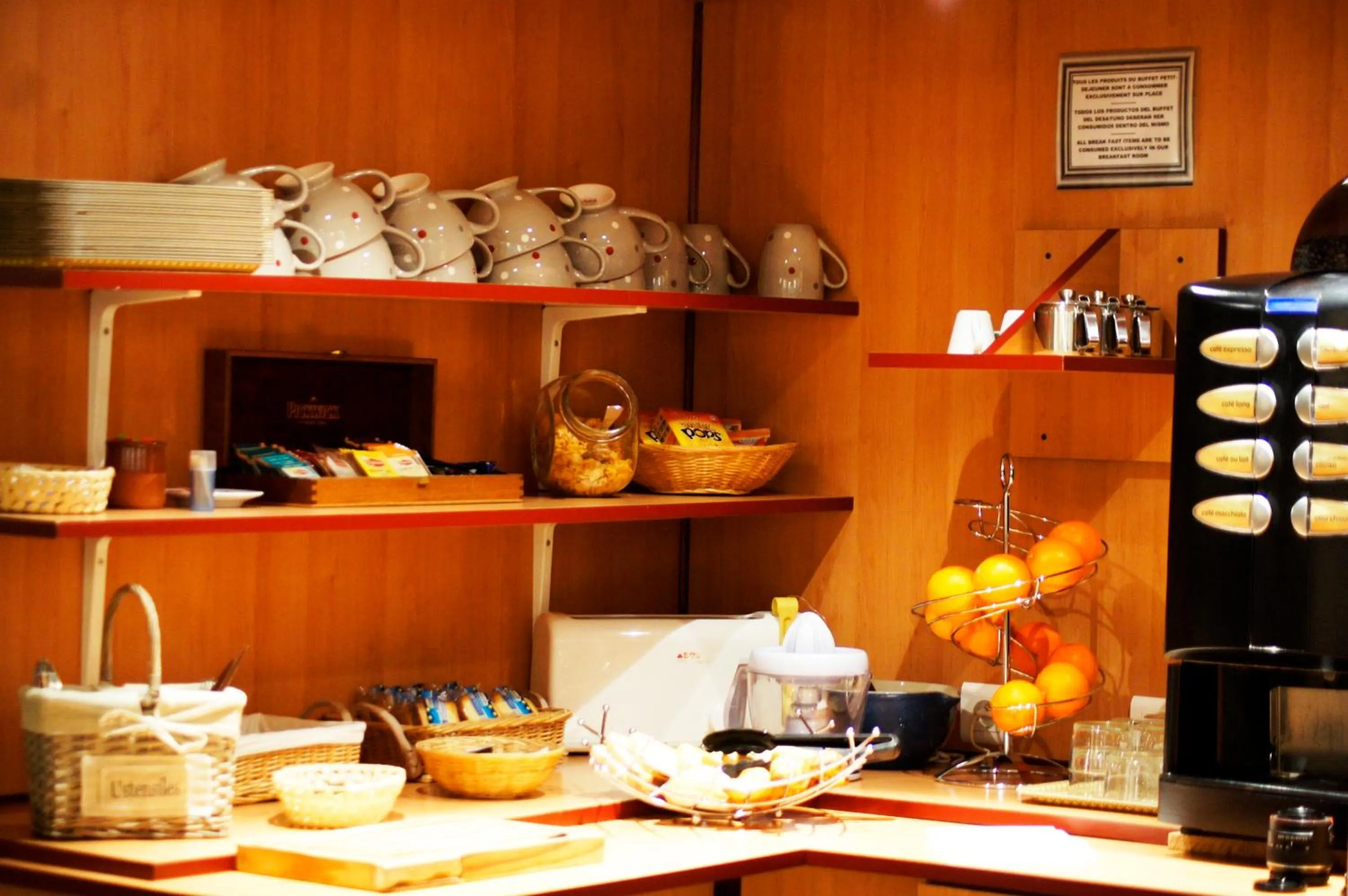 Restaurant/places to eat in Hôtel Bosquet Pau Centre - Self Check In Budget Hotel