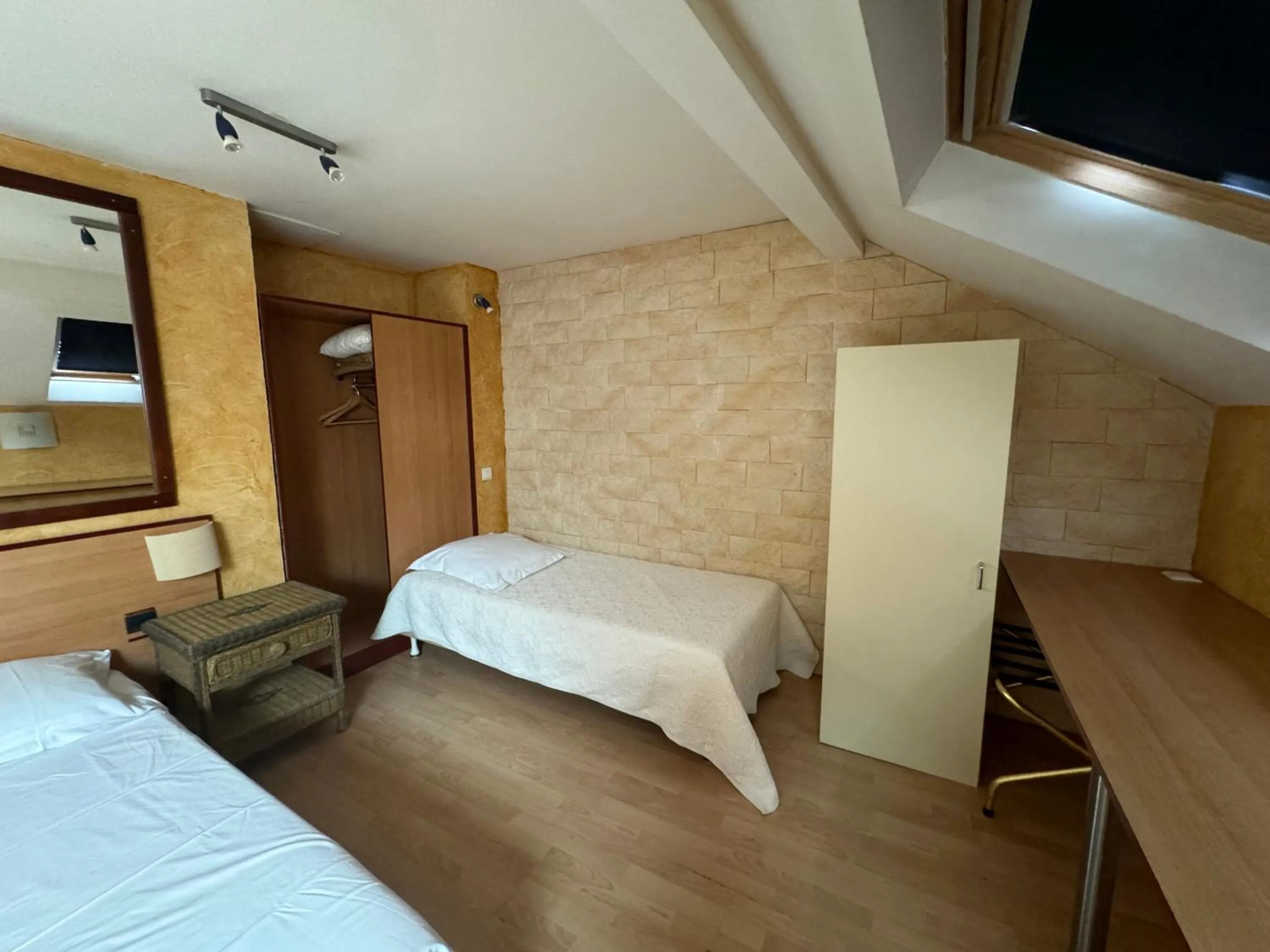 Bed in Hôtel Bosquet Pau Centre - Self Check In Budget Hotel