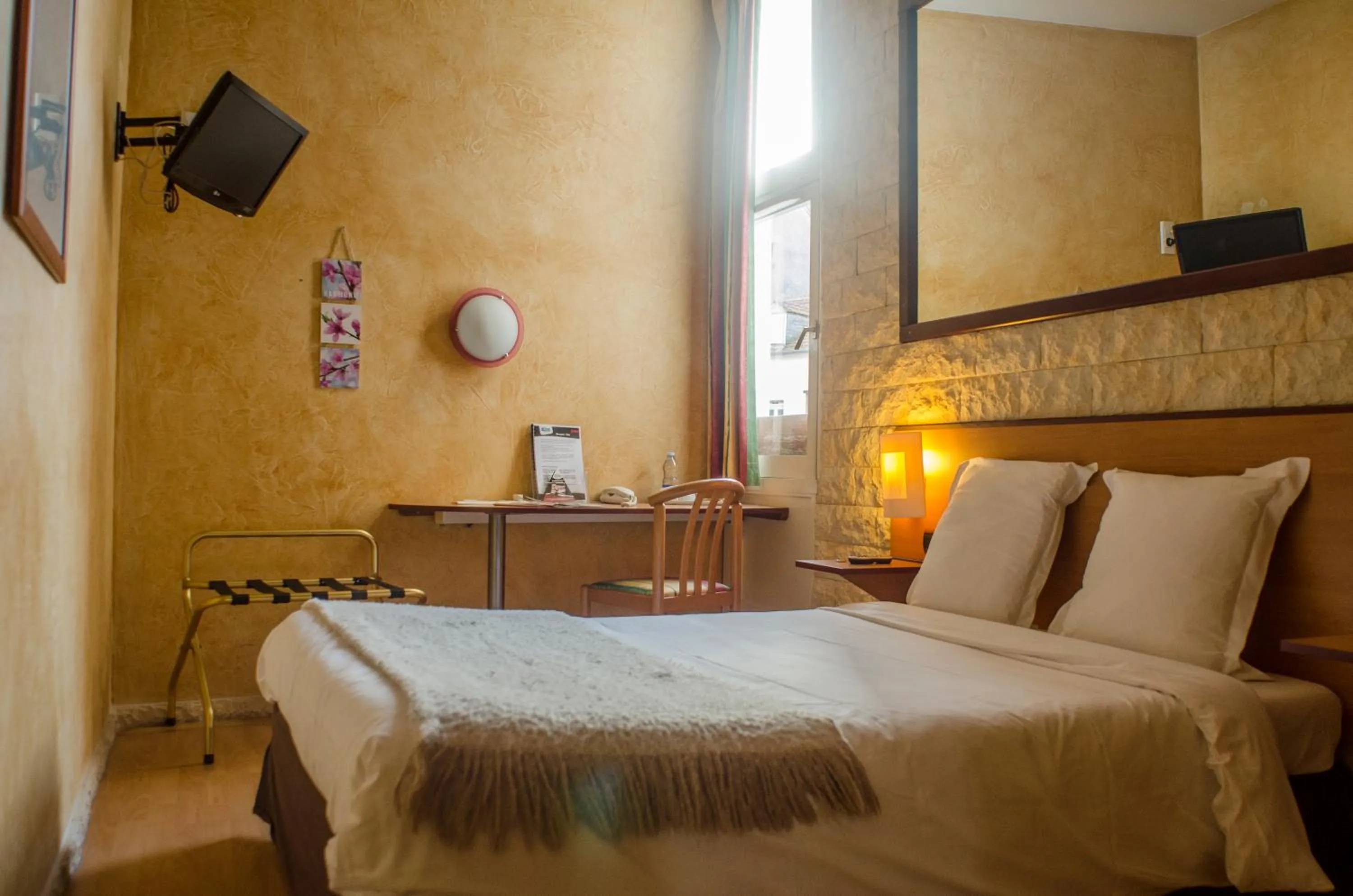 Bed in Hôtel Bosquet Pau Centre - Self Check In Budget Hotel