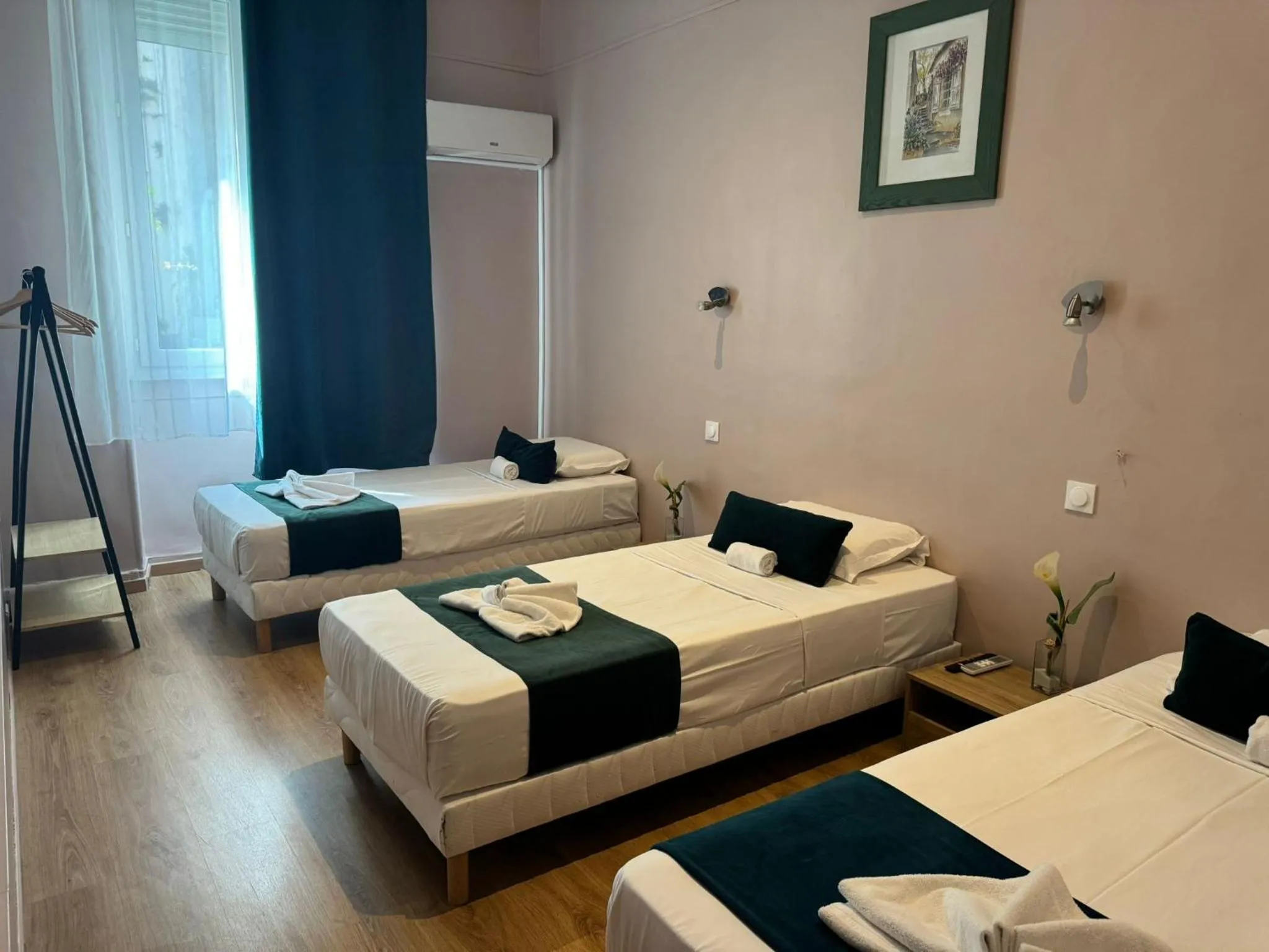 Photo of the whole room, Bed in Hôtel Abalone - Centre Gare