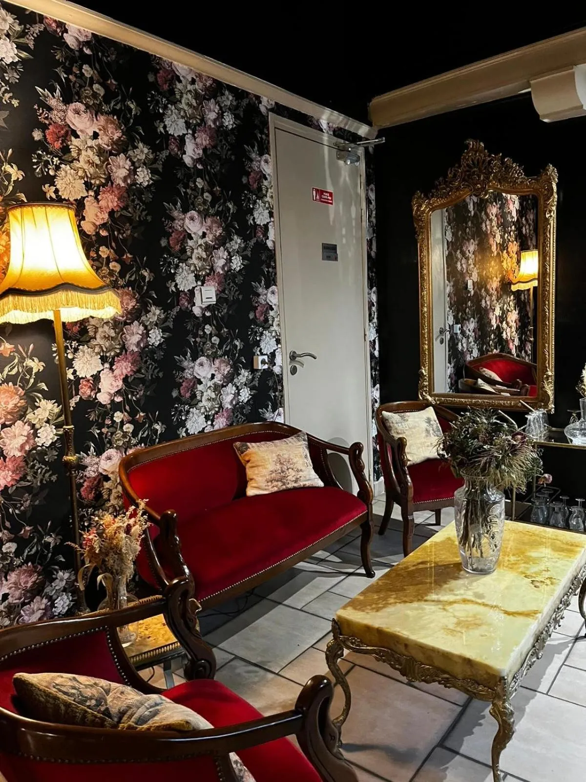 Living room in Hôtel Abalone - Centre Gare