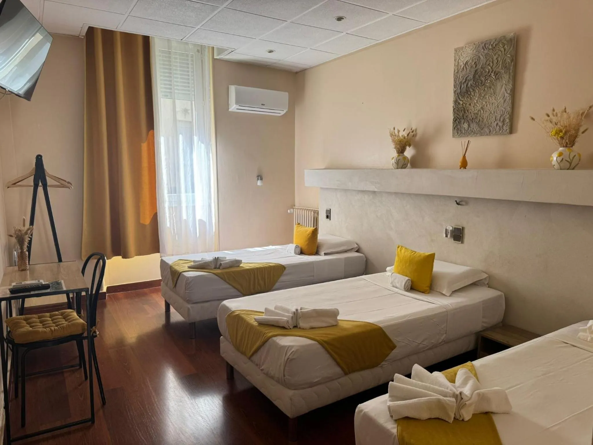 Photo of the whole room in Hôtel Abalone - Centre Gare