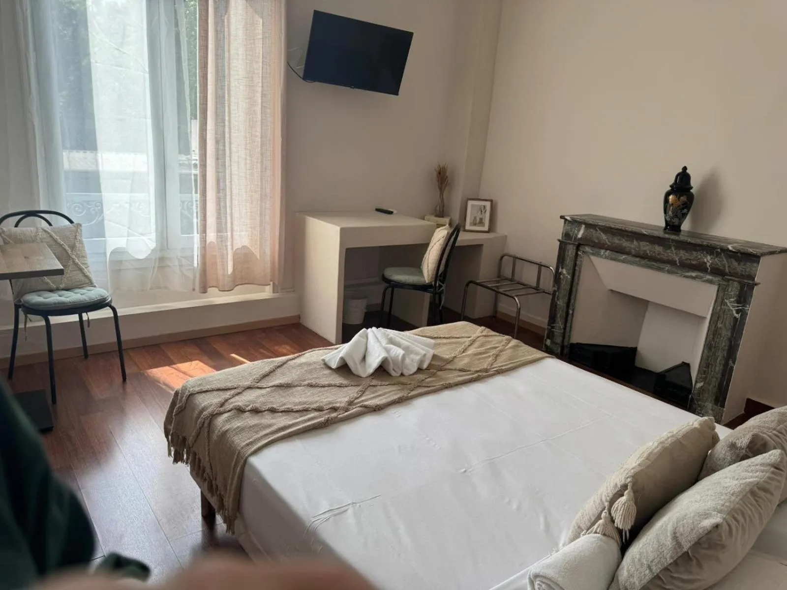 Photo of the whole room, Bed in Hôtel Abalone - Centre Gare
