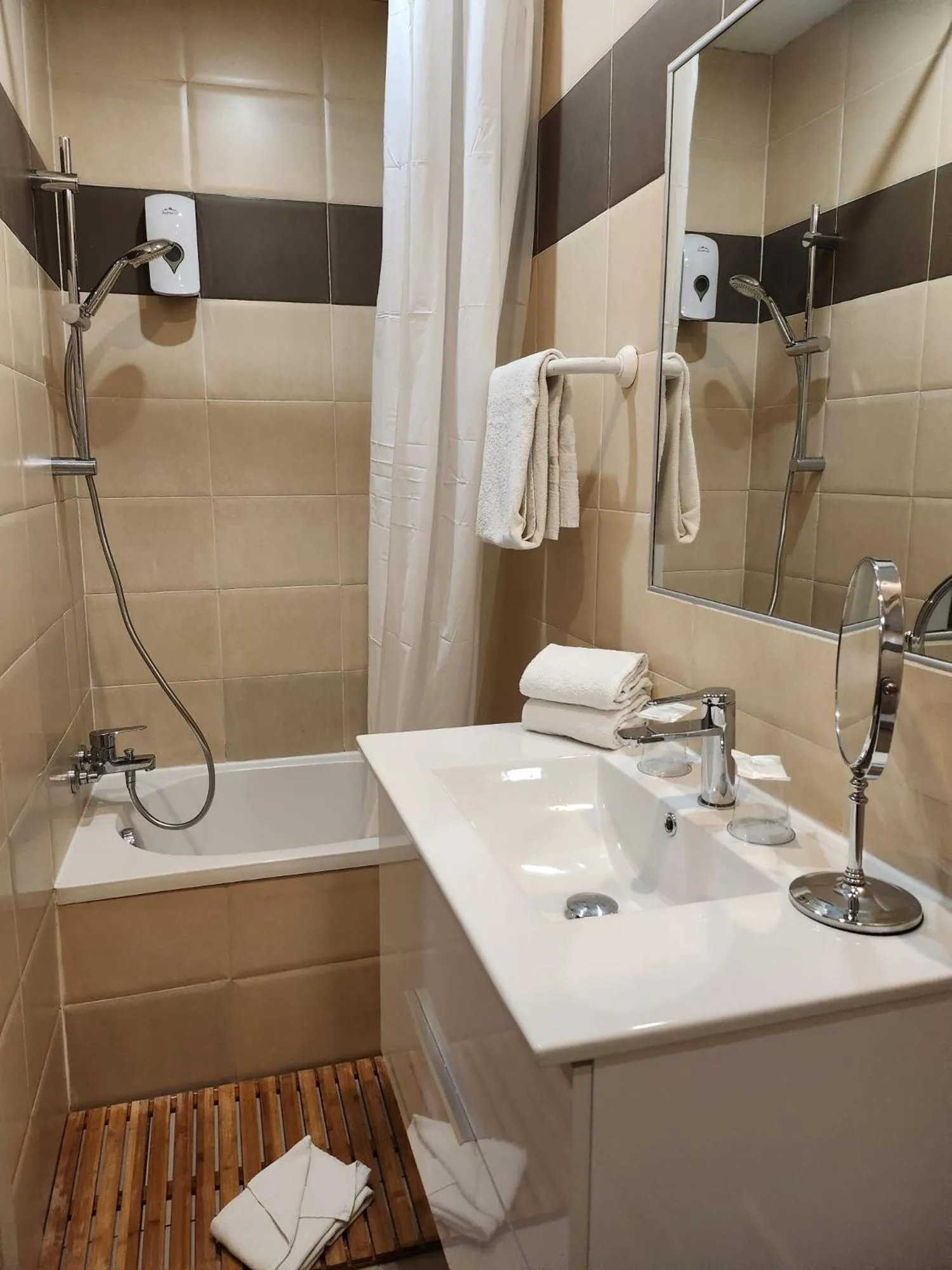 Shower in Hôtel Abalone - Centre Gare