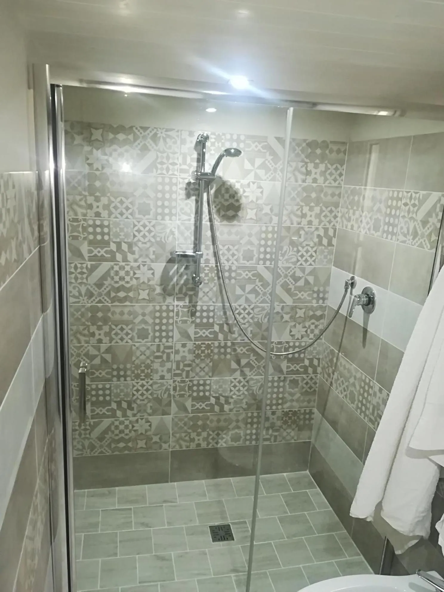 Shower in La Mariposa de La Reina