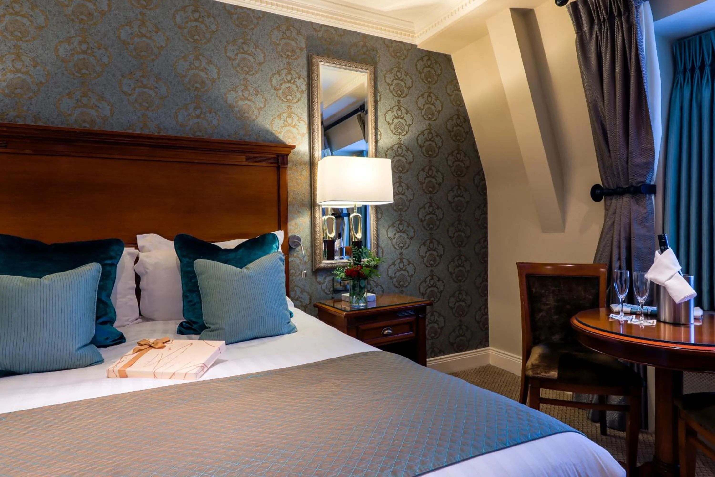 Bedroom, Bed in International Hotel Killarney