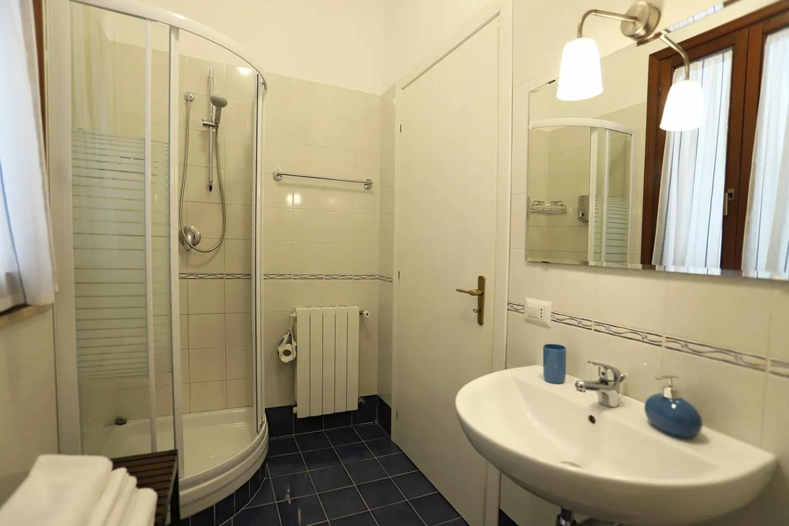 Shower in B&B La casa di Paola