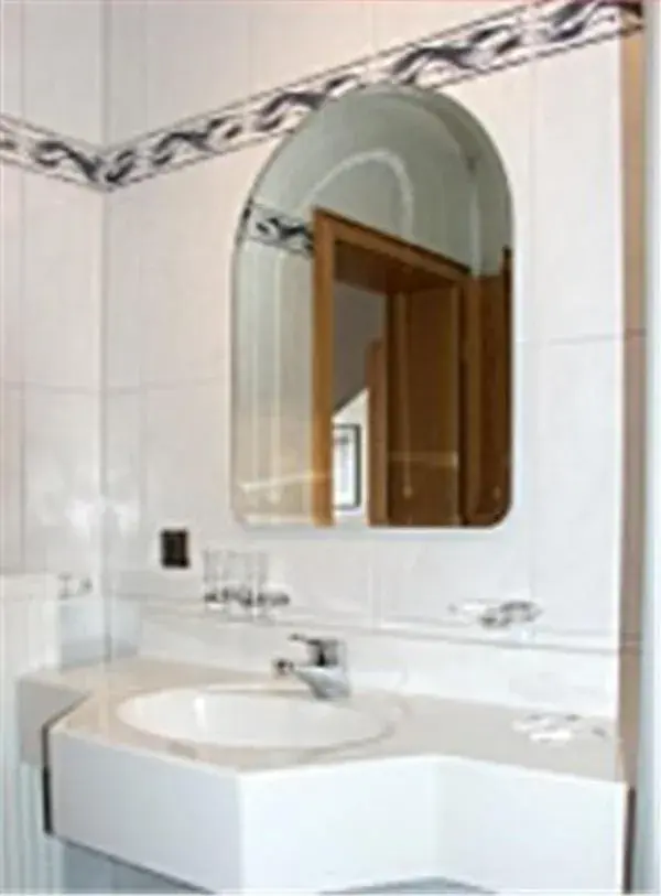 Single Room with Shower in Landhotel Hopp Garni Single Room with Shower in Landhotel Hopp Garni