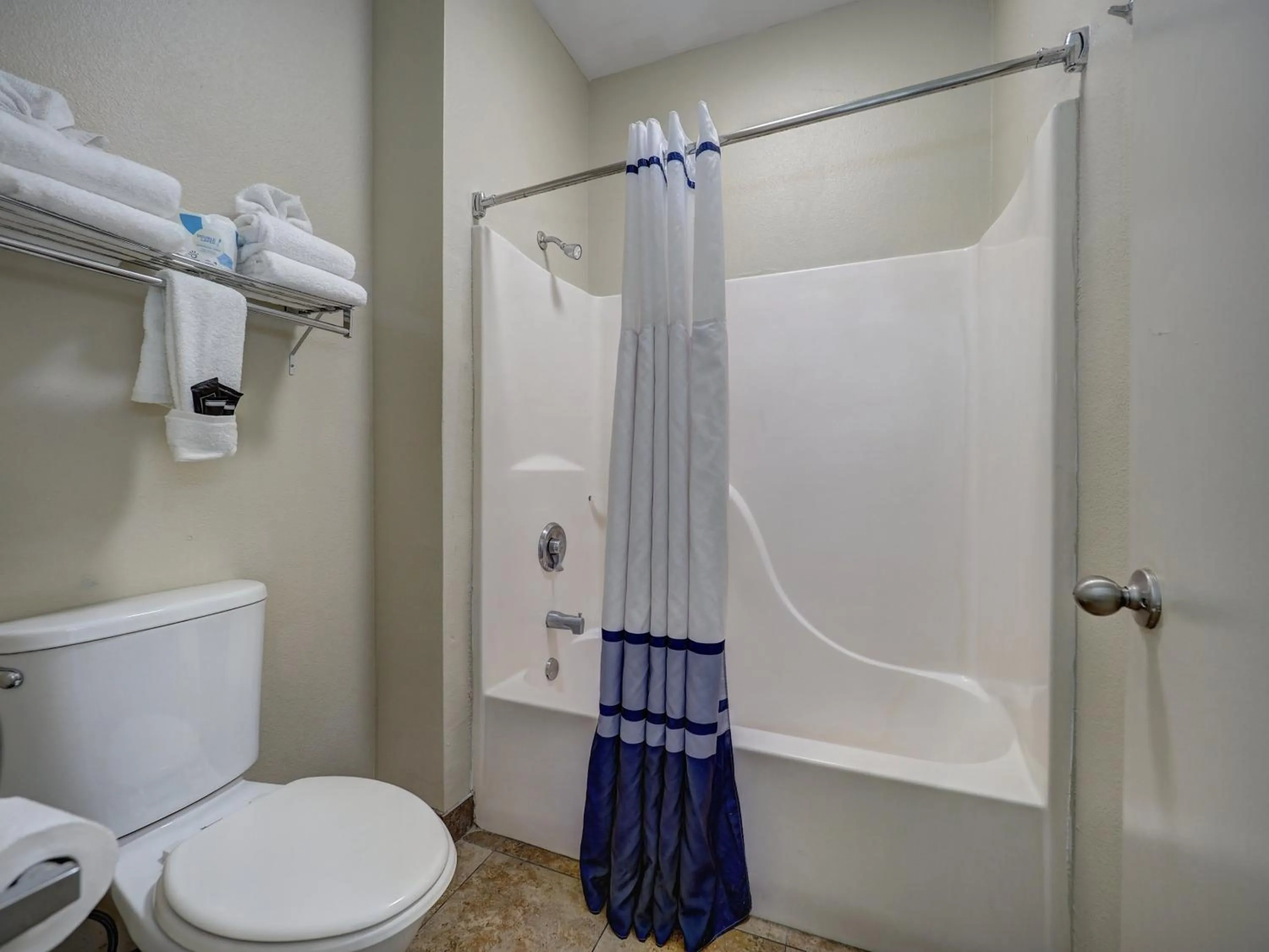 Toilet in Alister Square Inn