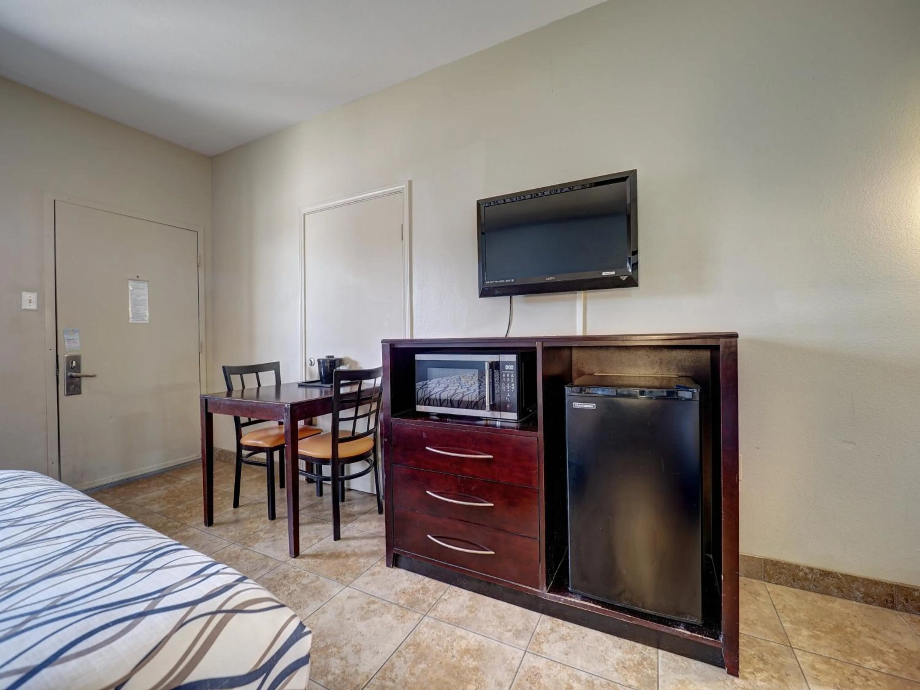 TV and multimedia, Bed in Alister Square Inn