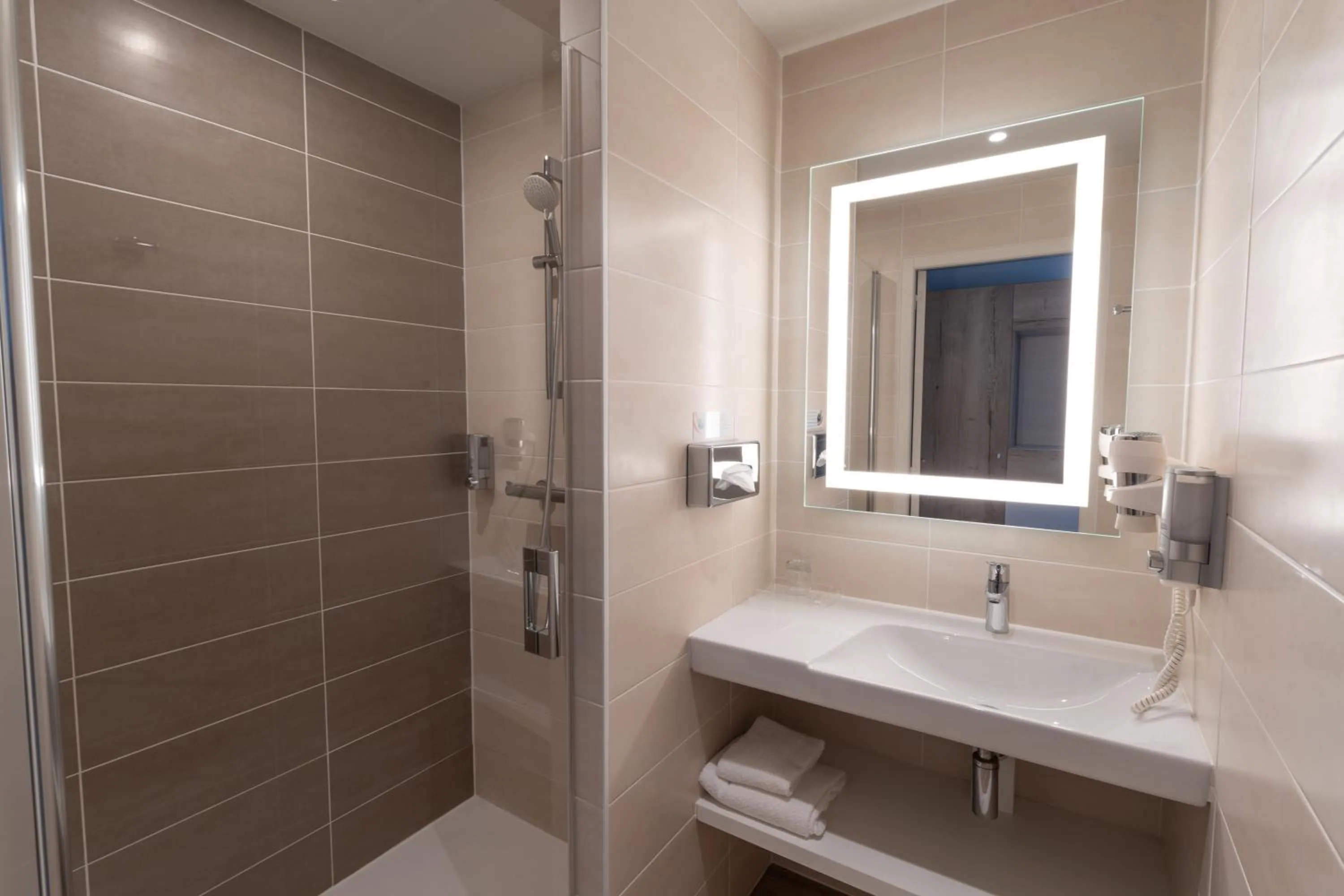 Shower in Brit Hotel Ker Lann Aeroport - Parc Expo