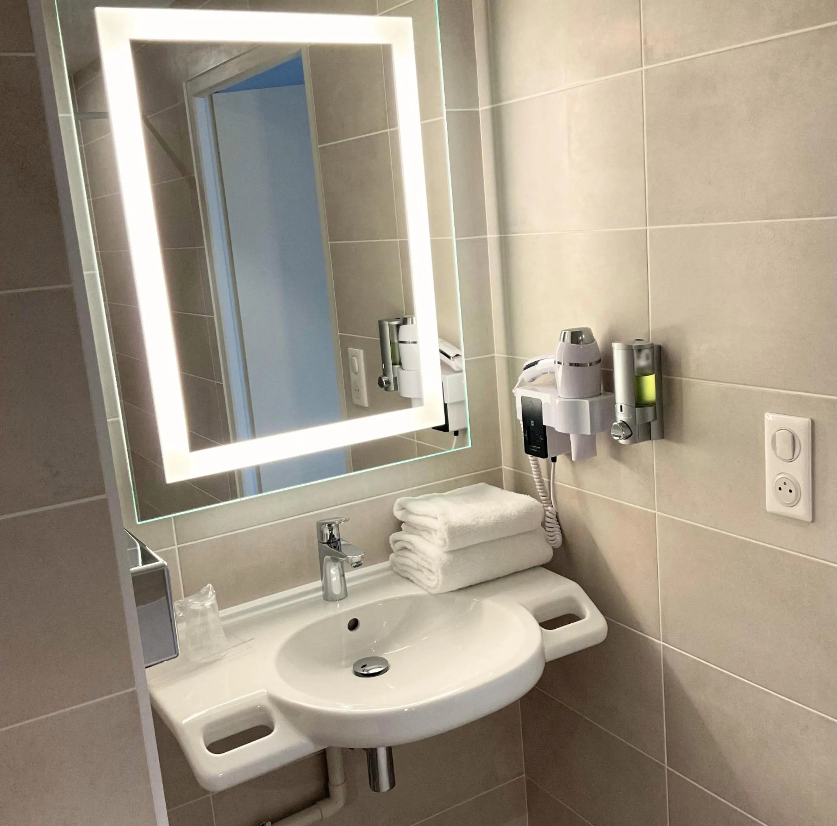 Bathroom in Brit Hotel Ker Lann Aeroport - Parc Expo