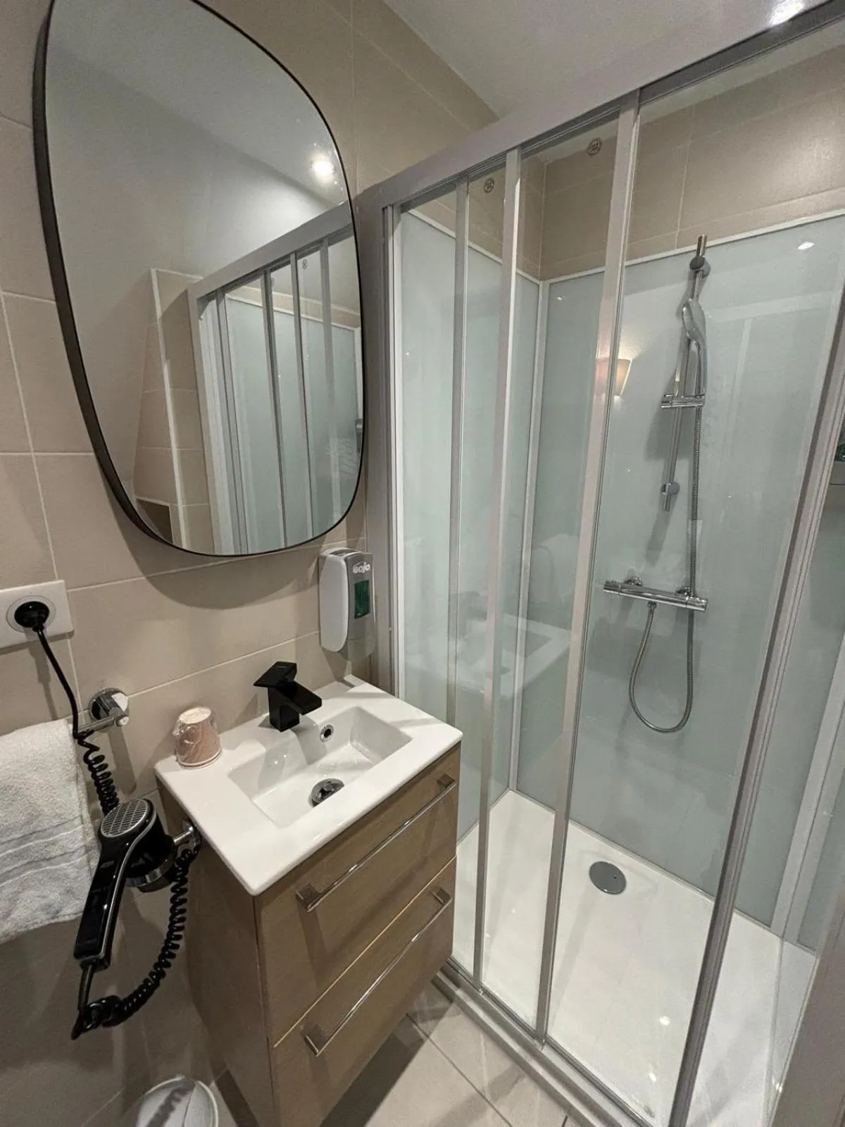 Shower in Hôtel Le Blason