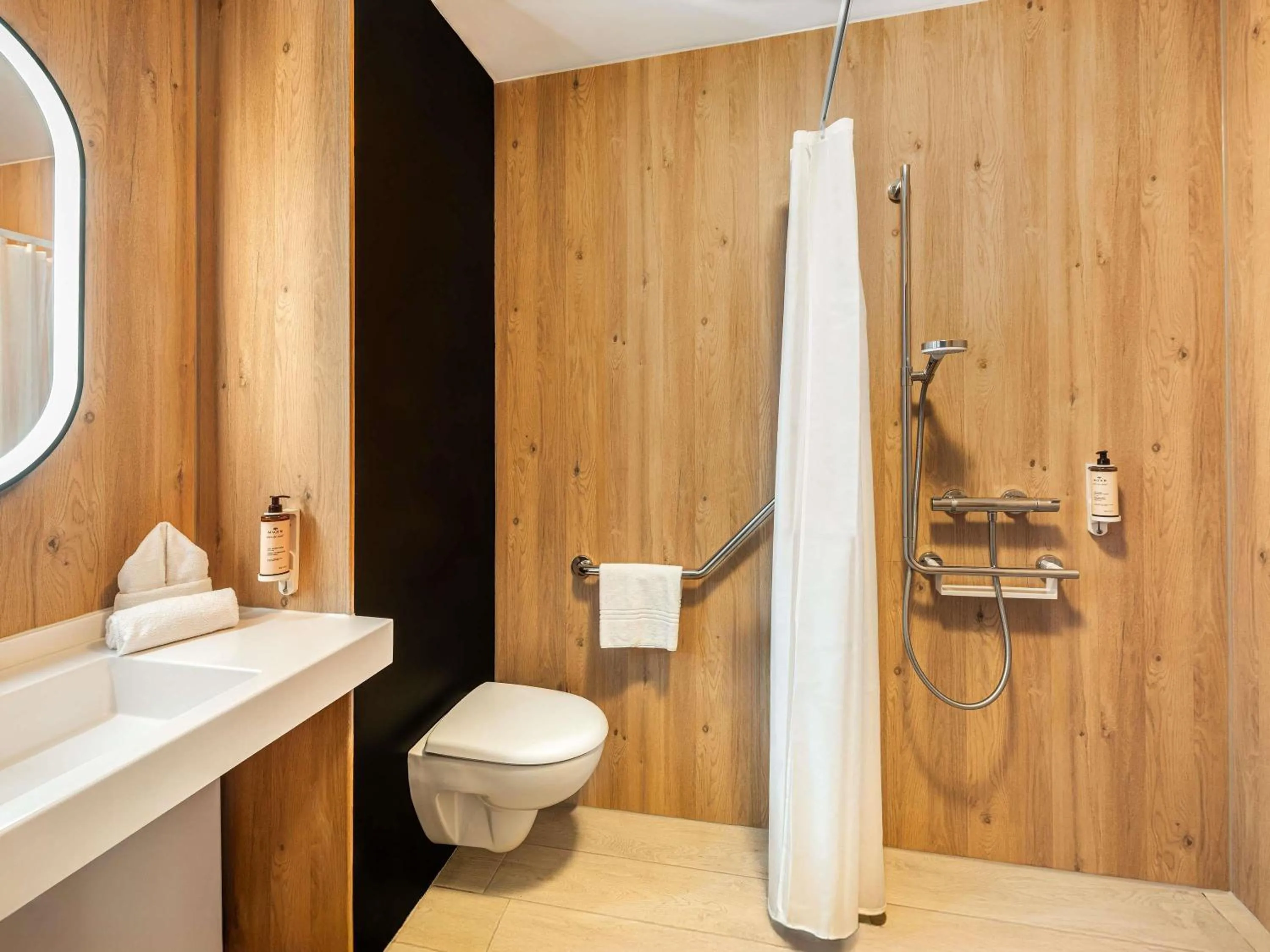 Bedroom in Mercure Lyon Est Chaponnay