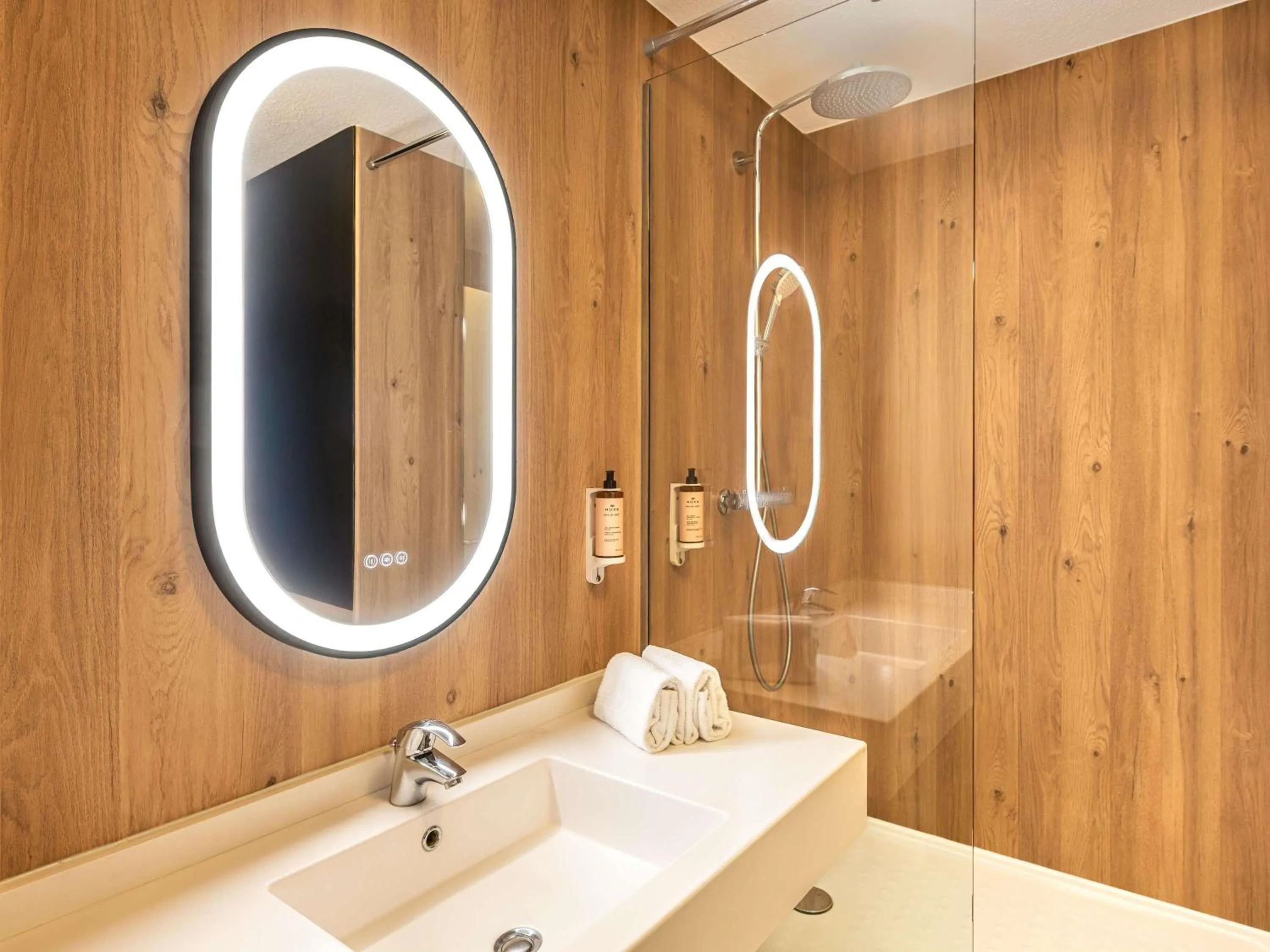 Bedroom in Mercure Lyon Est Chaponnay