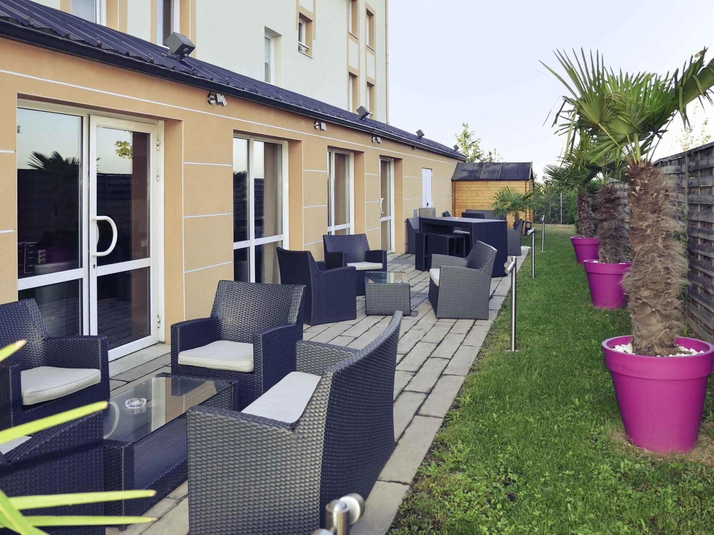 Lounge or bar in Mercure Lyon Est Chaponnay