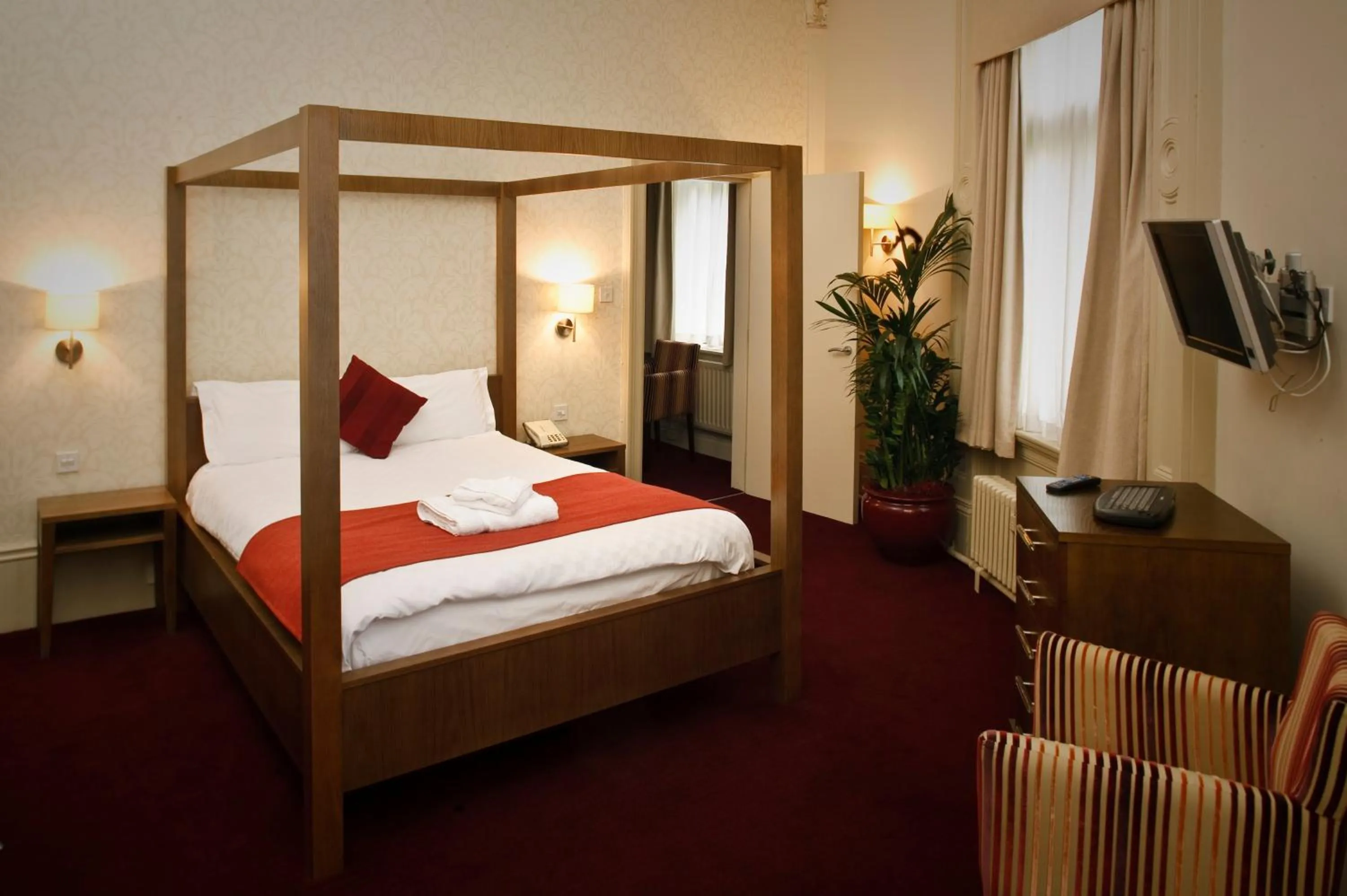 Bedroom, Bed in The Crown Hotel