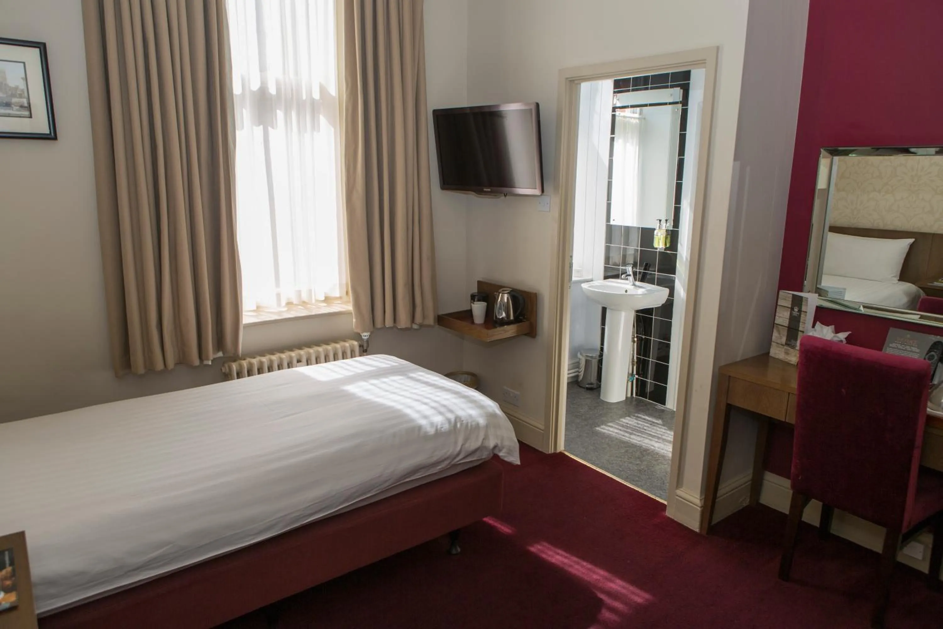 Bedroom, Bed in The Crown Hotel